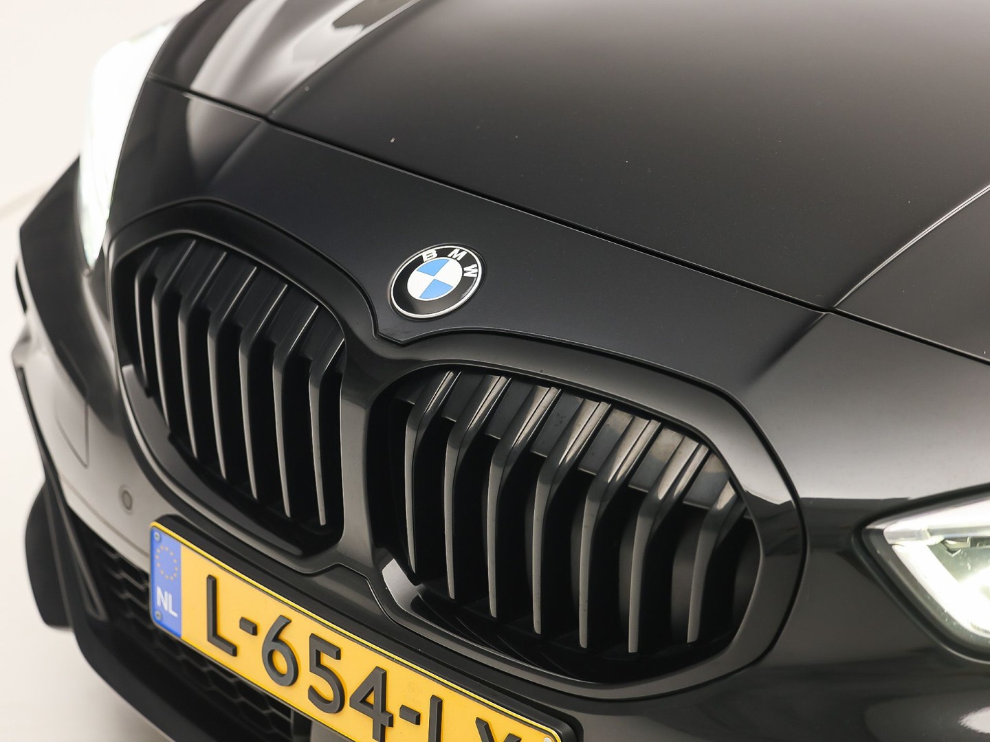 BMW 1 Serie 118i M Sport Automaat (APPLE CARPLAY, M PAKKET, GROOT NAVI, LEDER, SPORTSTOELEN, SFEERVERLICHTING, GETINT GLAS, NIEUWSTAAT)