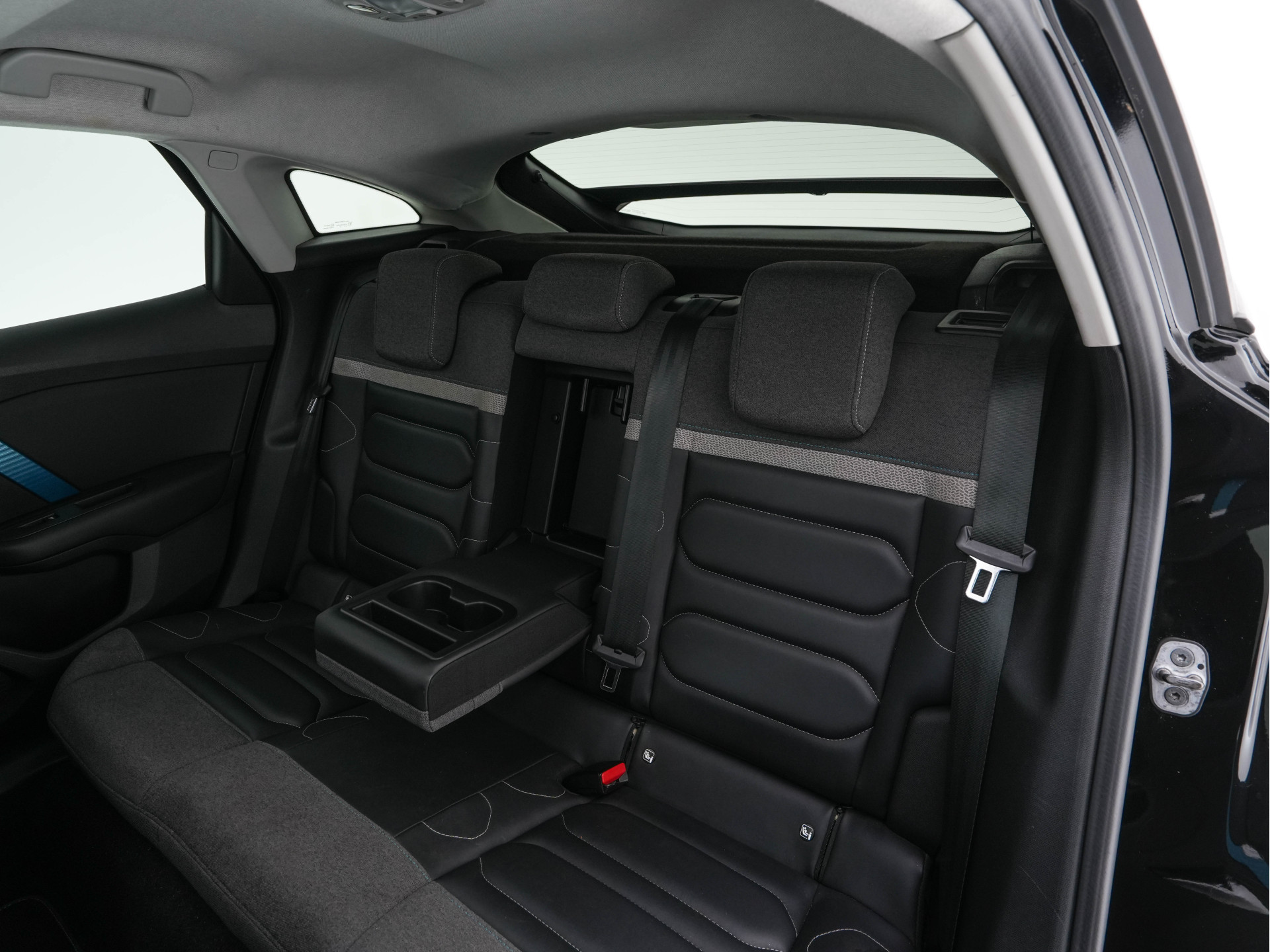 Citroën Ë-C4 Feel 50 kWh [ 3-Fase-11kW ] (INCL-BTW) *PANO | HEAD-UP | LEATHER-FABRIC | FULL-LED | DIGI-COCKPIT | BLINDSPOT | CARPLAY | COMFORT-SEATS | ECC | LANE-ASSIST | KEYLESS | PDC | CRUISE | DAB  | CCS-FASTLOADER | 18''ALU*