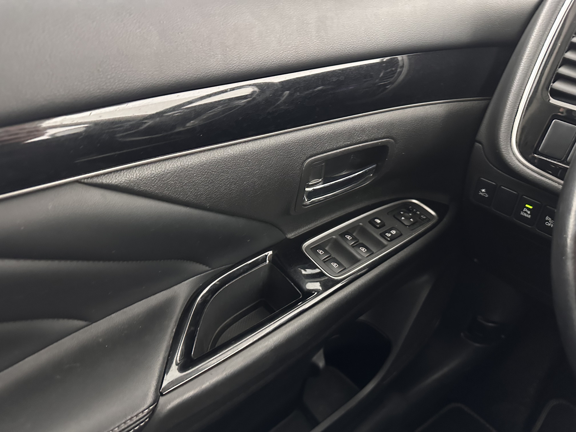 Mitsubishi Outlander 2.4 PHEV Intense AWD (Plug-in) (INCL-BTW) *LEATHER-ALCANTARA | FULL-LED | KEYLESS | BLINDSPOT | CAMERA | HEATED-COMFORTSEATS | ECC | SHIFTPADDLES | PDC | CRUISE | PRIVACYGLASS | DAB | TOWBAR | CARPLAY | 18''ALU*