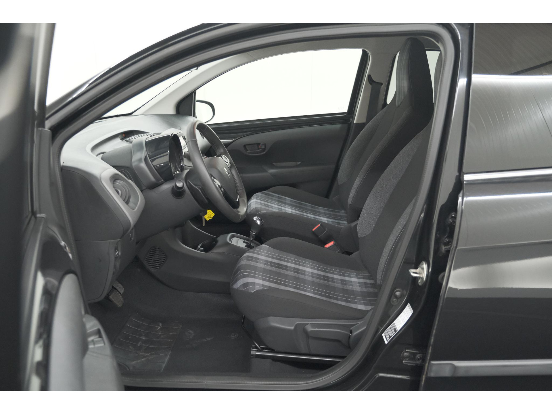 Peugeot 108 1.0 e-VTi Active | Unieke Auto! | Automaat | Airco | Getint Glas | Bluetooth Radio | 5 Deurs