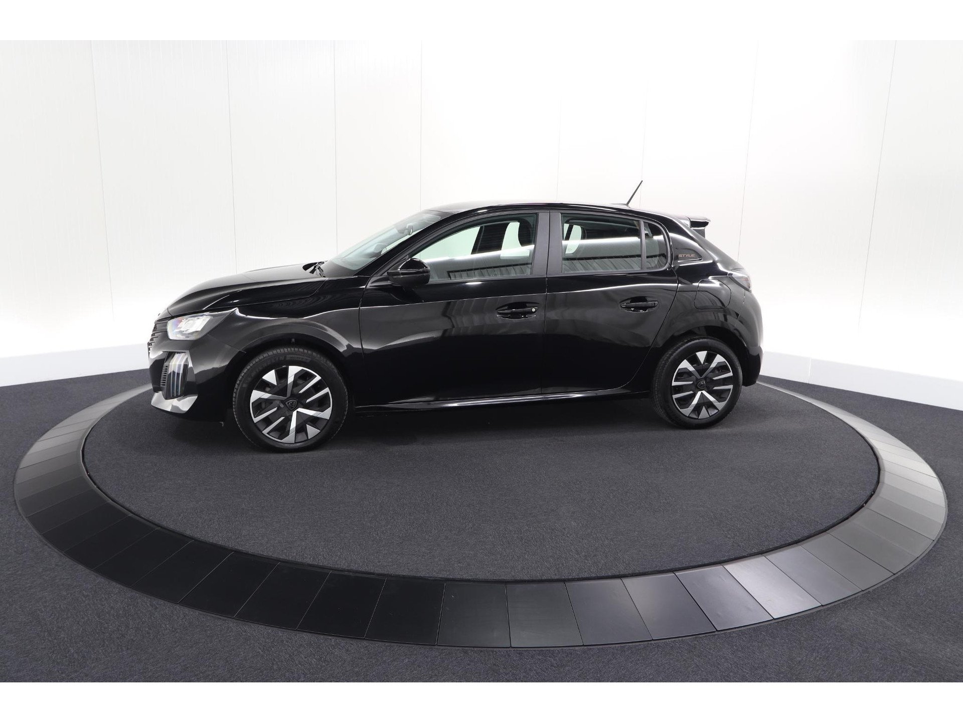 Peugeot 208 1.2 Hybrid 110 e-DCS6 Style | Parkeersensoren | Apple Carplay | Cruise Control | Airco