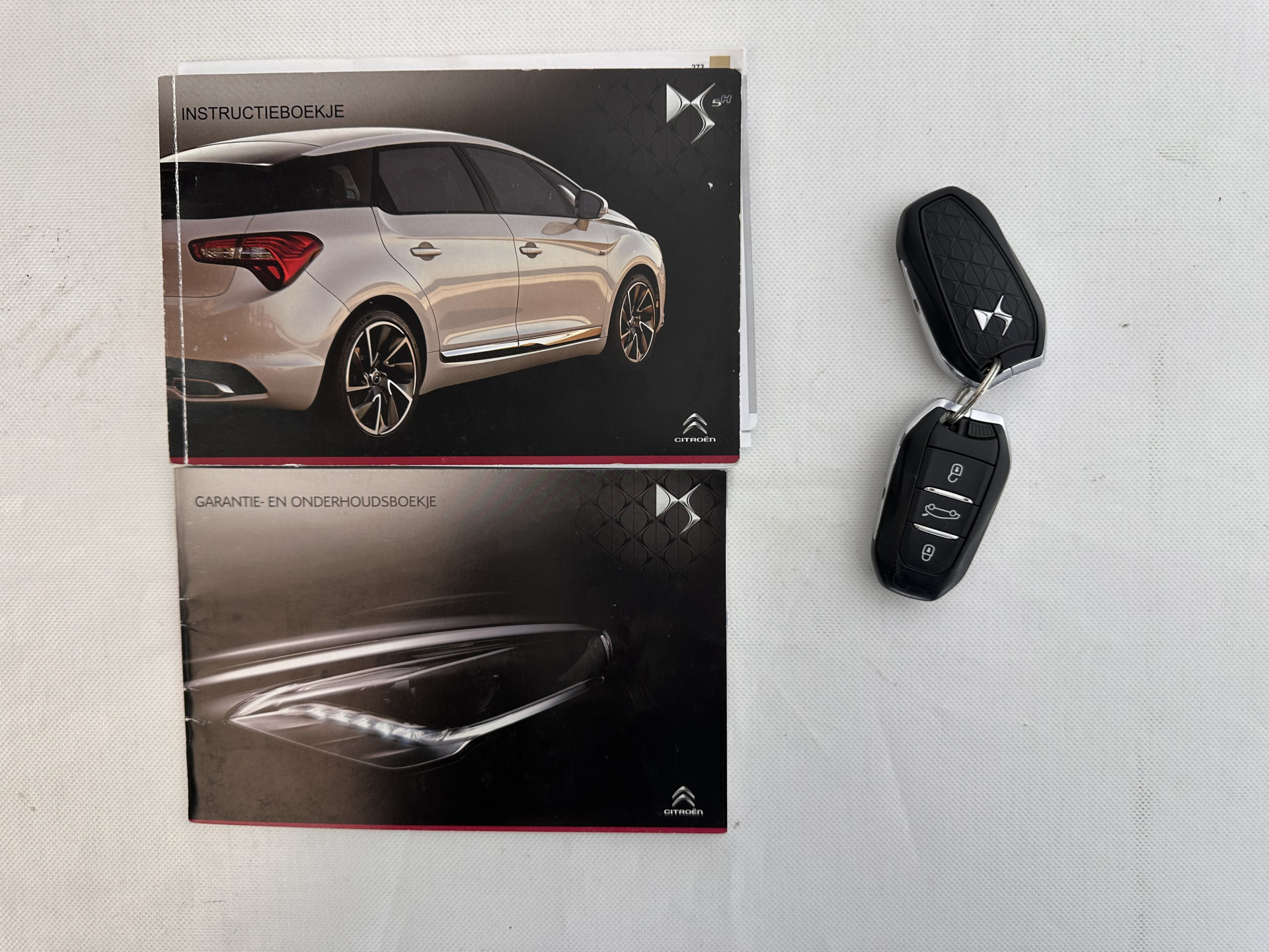 Citroën DS5 2.0 Hybrid4 Business Executive AWD Aut. *PANO | XENON | LEATHER | MEMORY-PACK | NAVI-FULLMAP | KEYLESS | CAMERA | HEAD-UP | MASSAGE | CRUISE | SPORT-SEATS | TOWBAR | 17"ALU*
