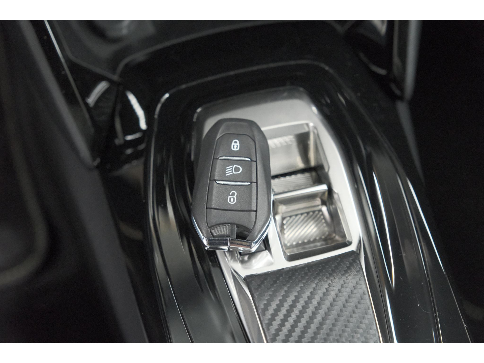 Peugeot 208 Hybrid 136 e-DCS6 GT | 360 Camera | Adaptieve Cruise Control | Dodehoekdetectie | Apple Carplay