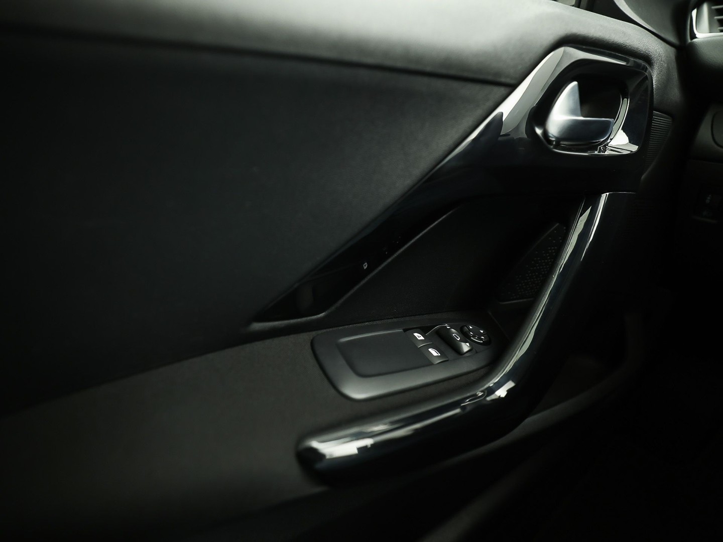 Peugeot 208 1.2 PureTech Sport (NAVIGATIE, CRUISE, BLUETOOTH, SPORTSTOELEN, ELEK PAKKET, NIEUWSTAAT)