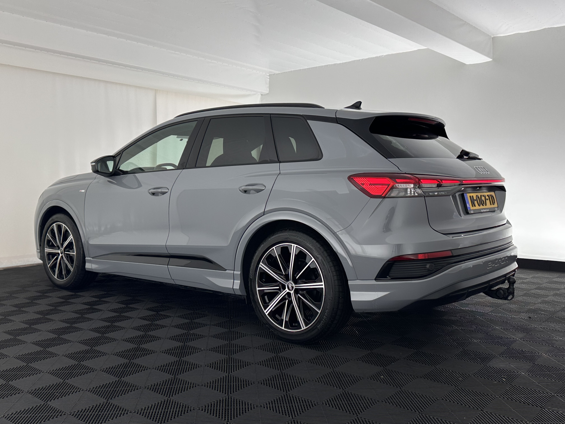 Audi Q4 e-tron 40 S-edition 77 kWh [ 3-Fase-11kW ] {SOH-89%} (INCL-BTW) *HEATPUMP | LEATHER-FABRIC | MATRIX-LED | ADAPTIVE-CRUISE | HEATED-SPORTSEATS | AMBIENTLIGHT | DIGI-COCKPIT | CAMERA | KEYLESS | DAB+ | NAVI-FULLMAP | TOWBAR | PRIVACYGLASS | 20"AL