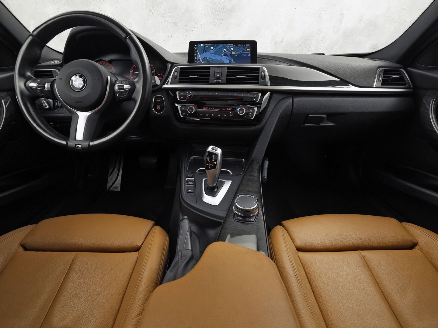 BMW 3 Serie 318i M Sport Automaat (PANORAMADAK, M PAKKET, GROOT NAVI, CAMERA, DEALER ONDERHOUDEN, COGNAC LEDER, SPORTSTOELEN, STOELVERWARMING, VIRTUAL COCKPIT, NIEUWSTAAT)