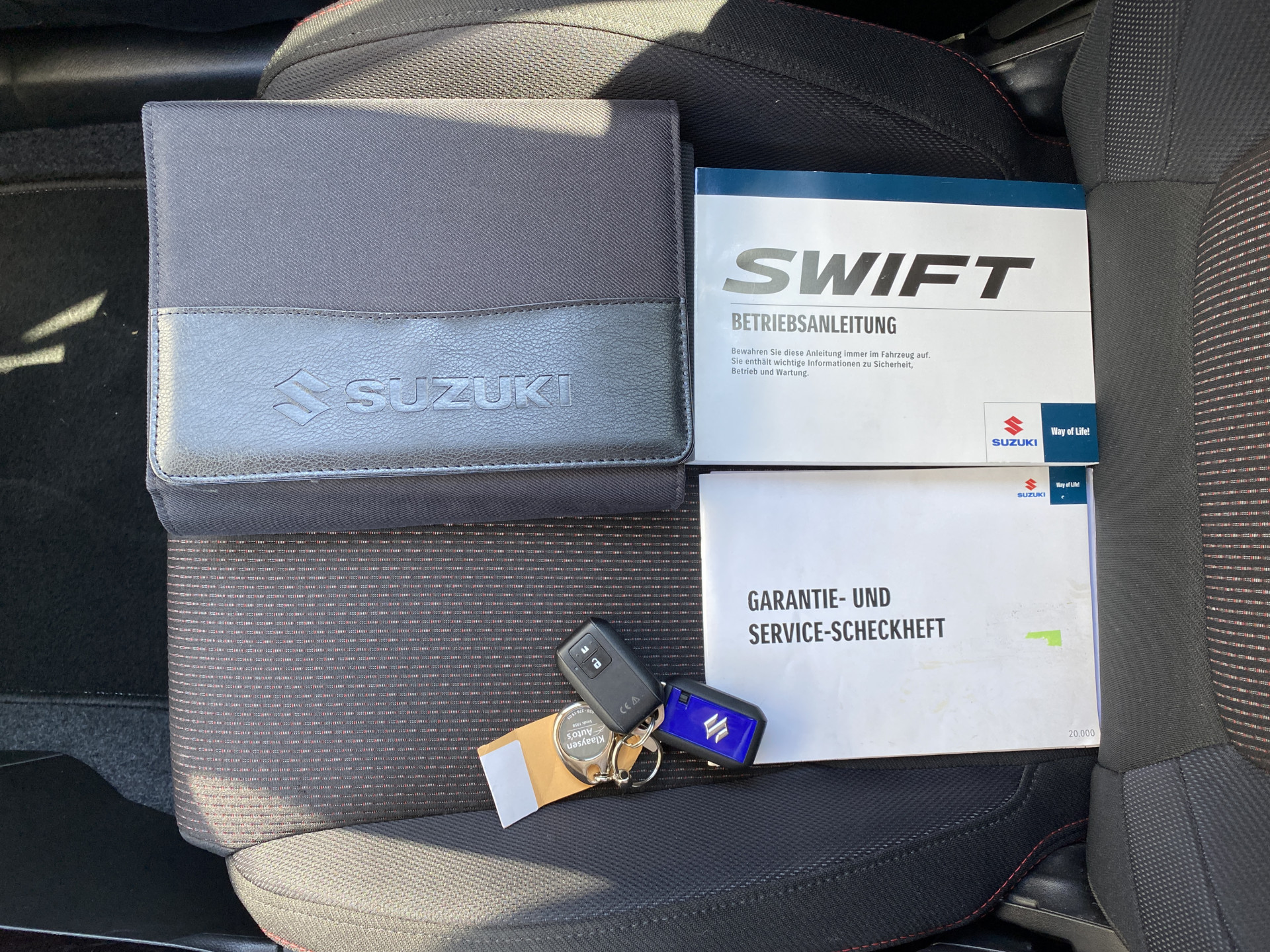 Suzuki Swift 1.4 Sport Smart Hybrid | 1e eigenaar | dealer onderhouden | navigatie | sportstoelen | camera | carplay