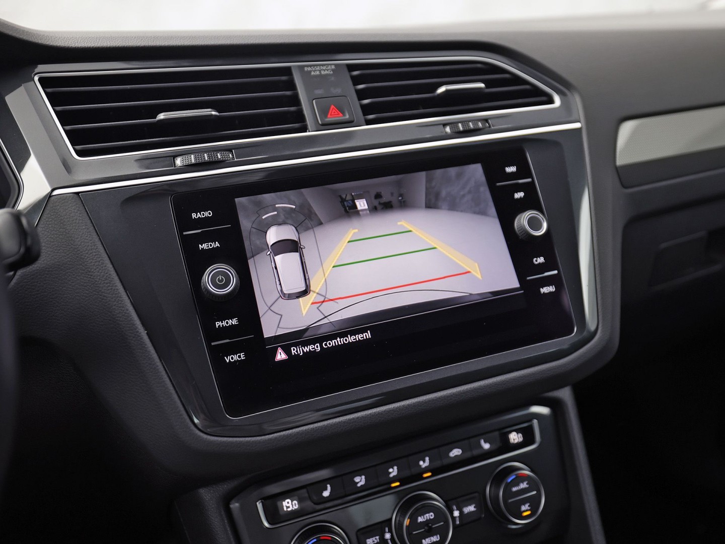 Volkswagen Tiguan 1.5 TSI ACT Highline 150Pk Automaat (VIRTUAL COCKPIT, APPLE CARPLAY, GROOT NAVI, CAMERA, STOELVERWARMING, SPORTSTOELEN, GETINT GLAS, ADAPTIVE CRUISE, NIEUWSTAAT)