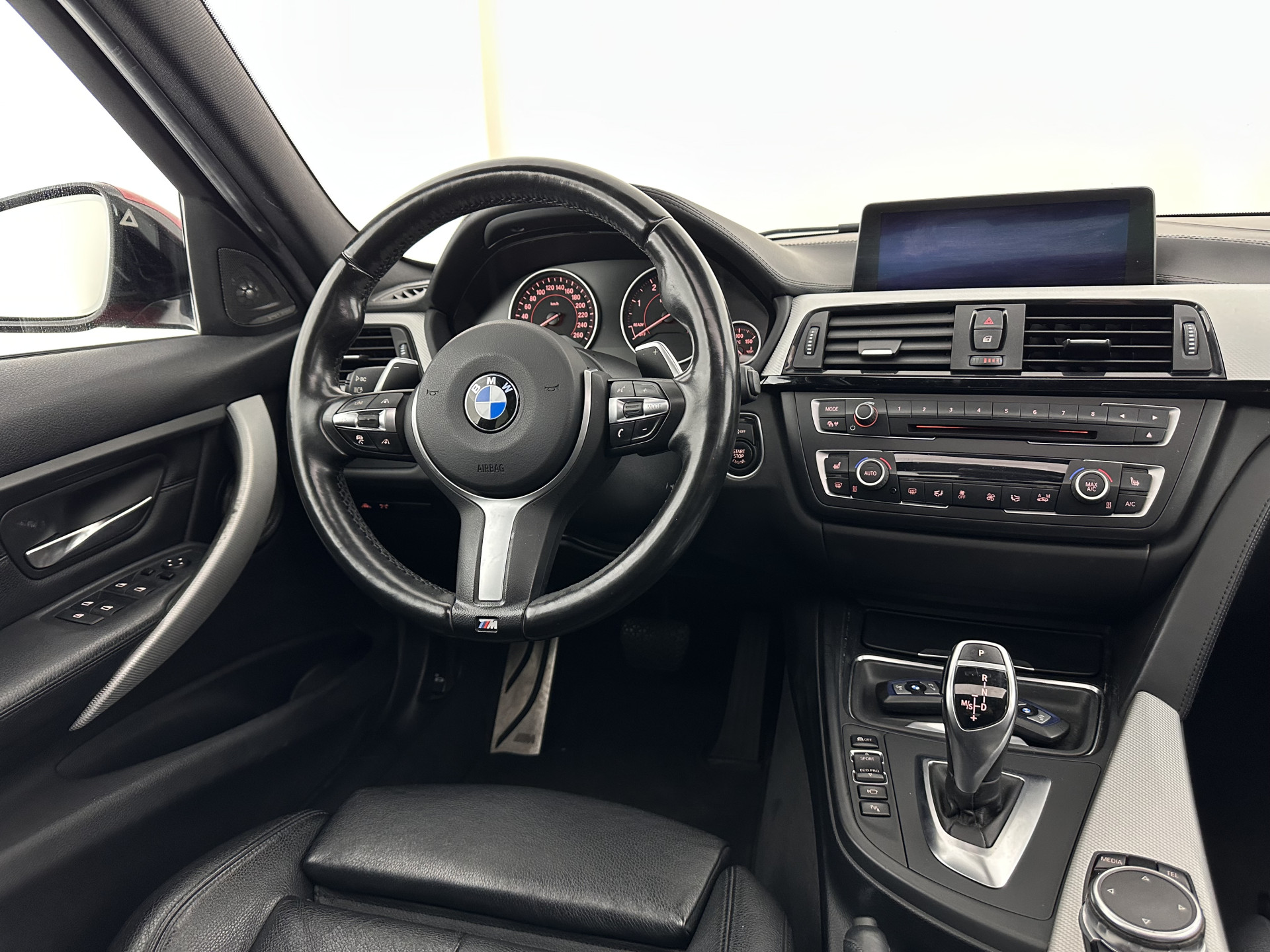 BMW 3-serie 330d M-Sportpack High Executive Aut. *PANO | LEATHER | XENON | ADAPTIVE-CRUISE | HARMAN/KARDON | MEMORY-PACK | BLINDSPOT | HEATED-SPORTSEATS | CAMERA | DAB | KEYLESS | ECC | HEAD-UP | PDC | SHIFTPADDLES | TOWBAR |  18''ALU