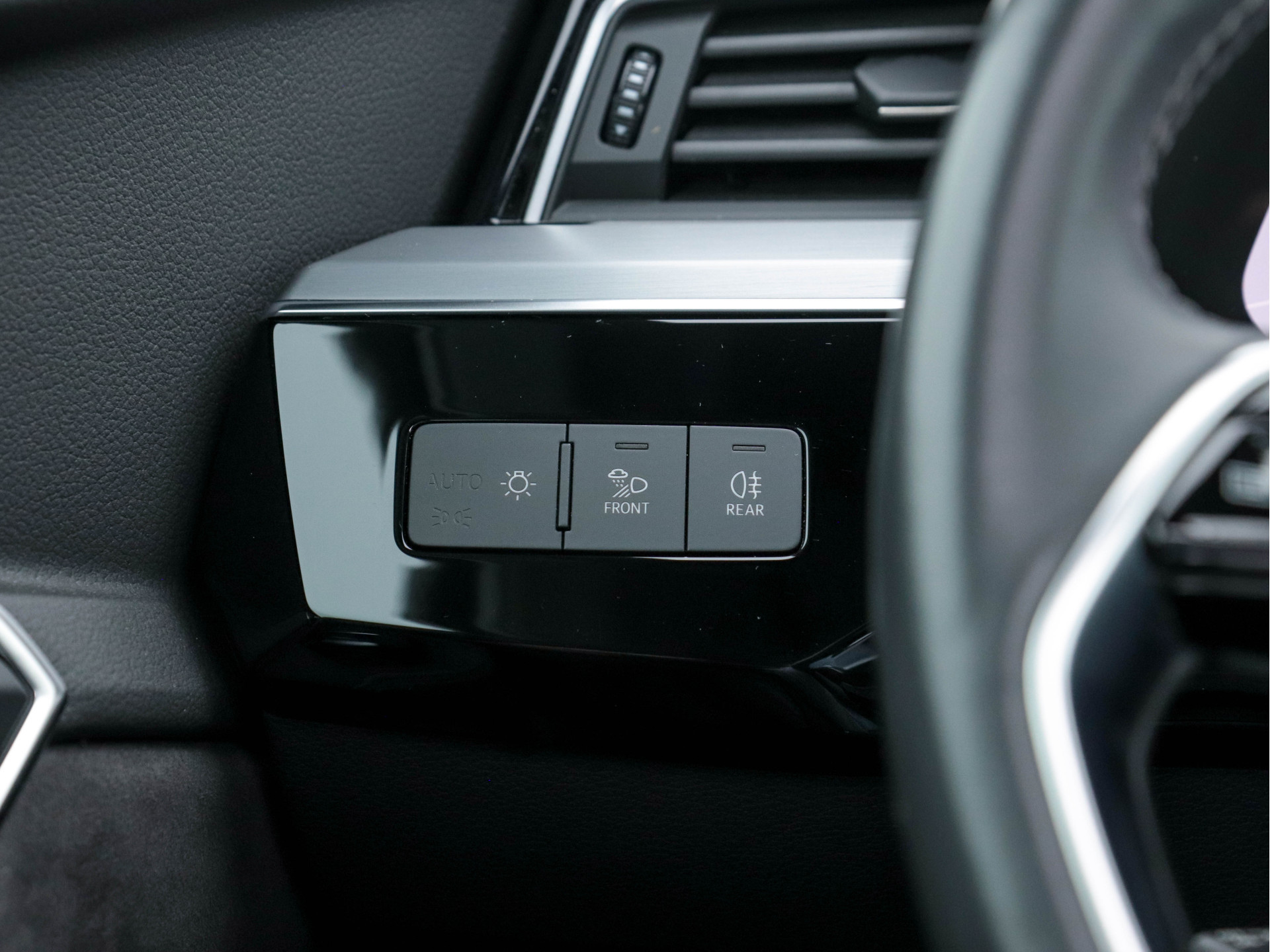 Audi e-tron 55 Quattro S-line 95 kWh [ 3-Fase ] (INCL-BTW) *PANO | FULL-LED | NAVI-FULLMAP | KEYLESS | LEATHER-ALCANTARA | AIR-SUSPENSION | CRUISE | DIGI-COCKPIT | MEMORY-PACK | SHIFT-PADDLES | HEATED-SPORTSEATS | 20"ALU*