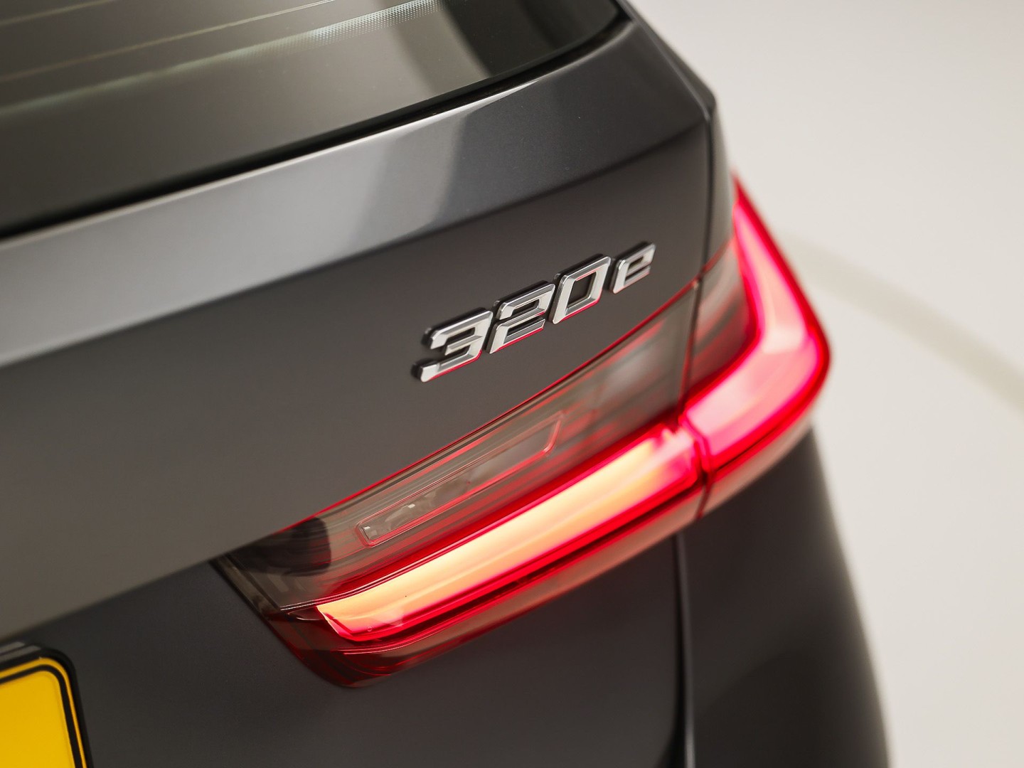 BMW 3-serie Touring 320e High Executive 204Pk Automaat (APPLE CARPLAY, M STUUR, GROOT NAVI, STOELVERWARMING, CAMERA, LEDER, SPORTSTOELEN, GETINT GLAS, ZWART HEMEL, NIEUWE APK, NIEUWSTAAT)