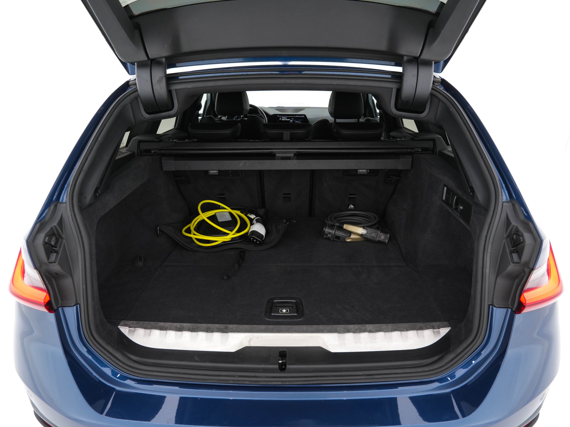 BMW 3-serie Touring 320e Business Edition Plus [Plug-In] (INCL-BTW) Aut. *LEATHER | FULL-LED | HEATED-SPORTSEATS | DIGI-COCKPIT | HIFI-SOUND | NAVI-FULLMAP | PRIVACYGLASS | PDC | AMBIENTLIGHT | DAB | KEYLESS | TOWBAR | 17"ALU* *