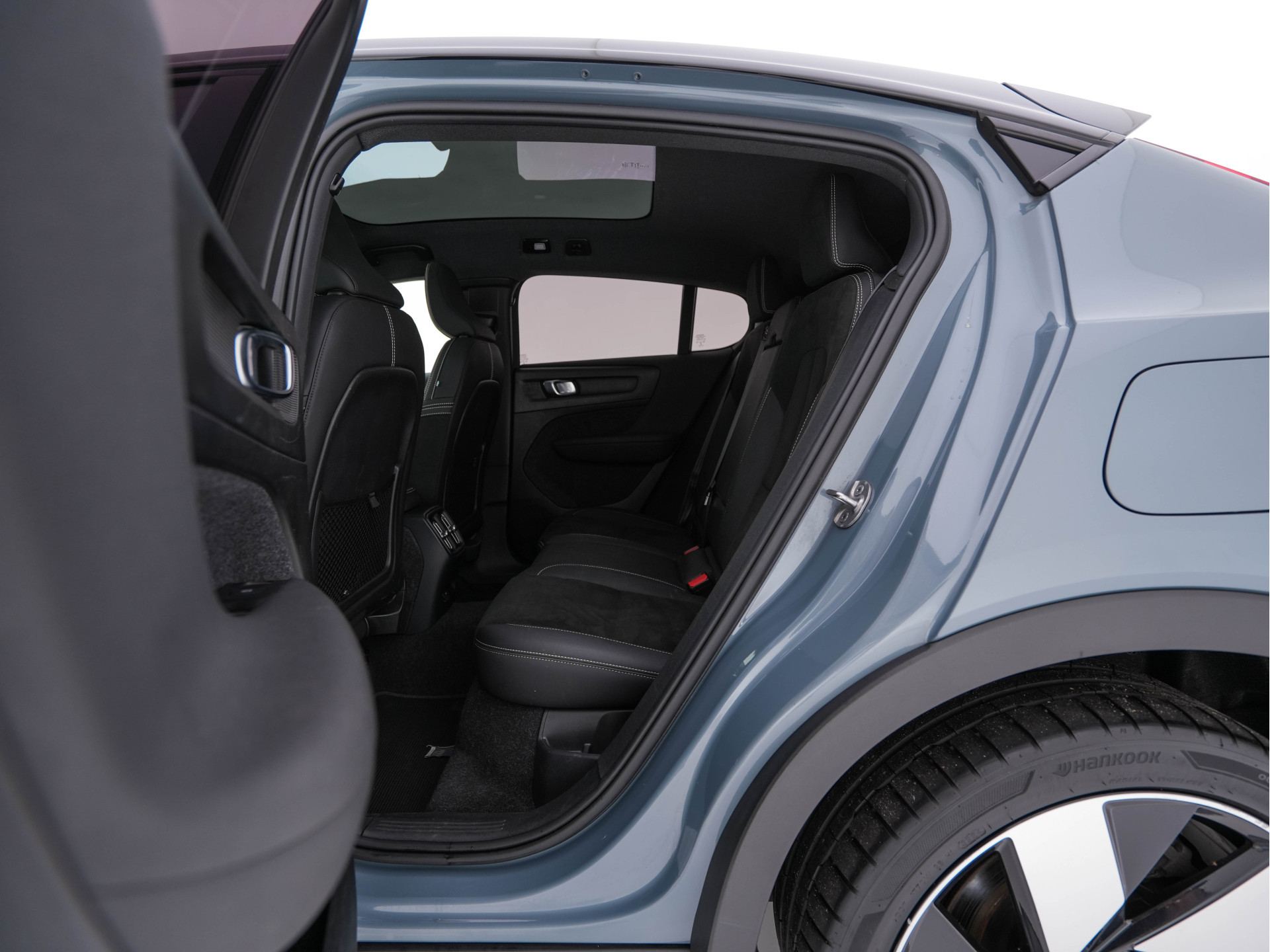 Volvo C40 Recharge Twin Intro Edition 78 kWh AWD [ 3-Fase ] {SOH-87%} (INCL-BTW) Aut. *HEATPUMP | PANO | LEATHER-ALCANTARA | DIGI-COCKPIT | FULL-LED | HARMAN/KARDON | TOPVIEW | NAVI-FULLMAP | ECC | PDC | KEYLESS | HEATED-SPORTSEATS | TOWBAR | PRIVACY-GLAS