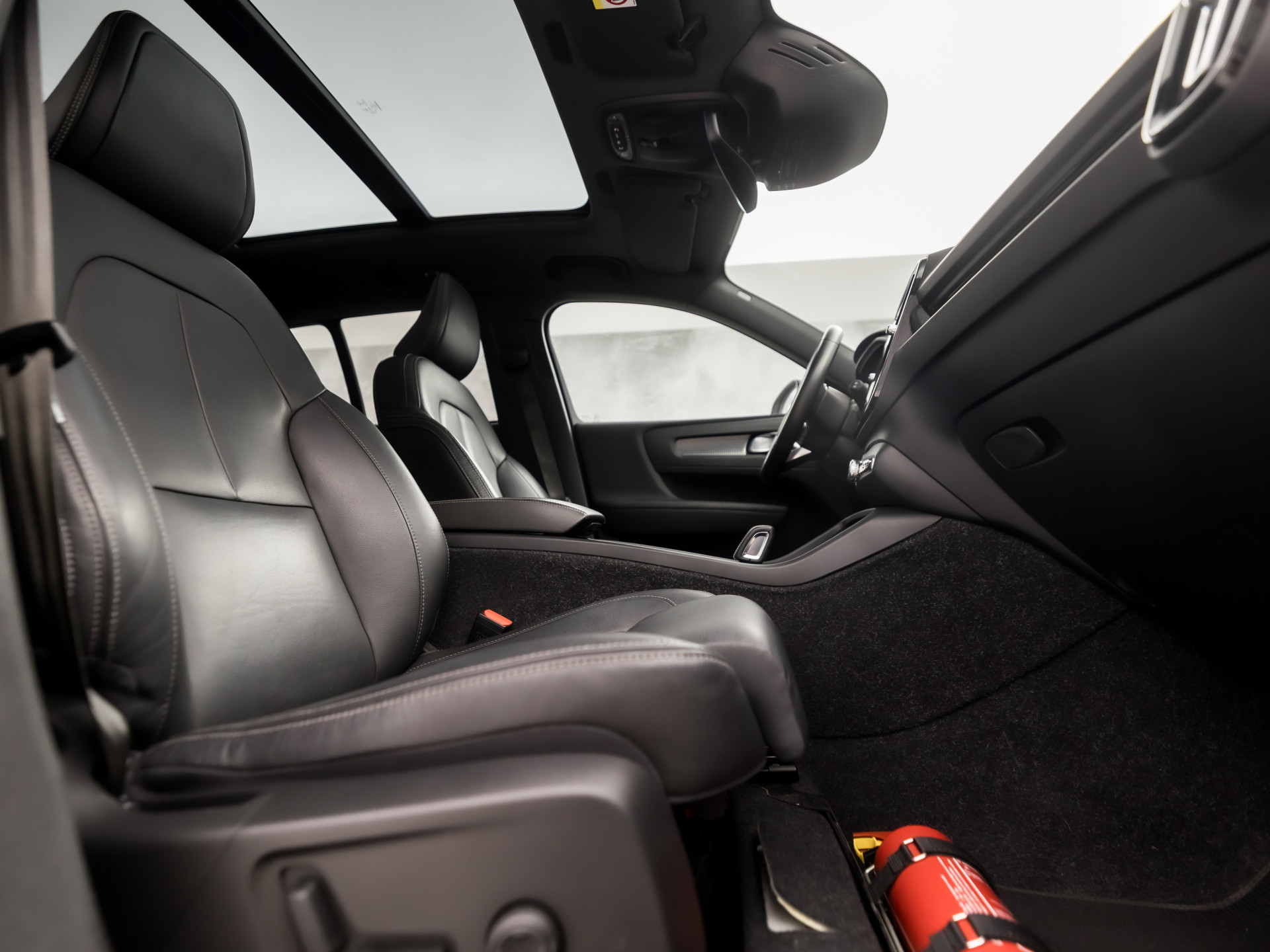 Volvo XC40 1.5 T5 Recharge Inscription Sport 252Pk Automaat (PANORAMADAK, APPLE CARPLAY, MEMORY SEAT, LEDER, 360 CAMERA, SPORTSTOELEN, STUUR/STOELVERWARMING, GETINT GLAS, ELEK ACHTERKLEP, NIEUWE APK, NIEUWSTAAT)