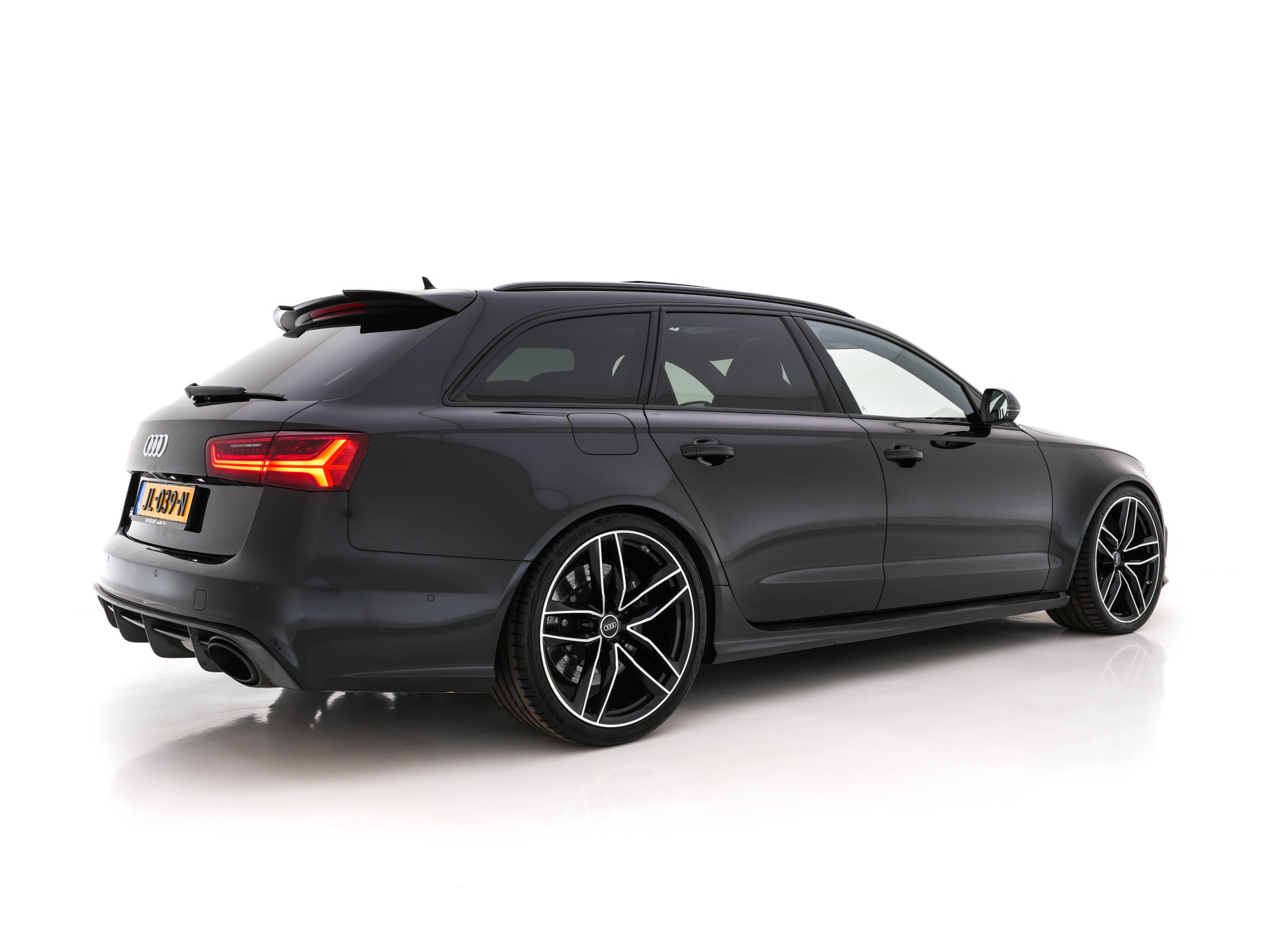 Audi RS6 Avant 4.0 TFSI Quattro *MILLITEK-EXHAUST | CERAMIC-BRAKES | PANO | LEATHER-ALCANTARA | FULL-LED | TOP-VIEW | BLIS | MEMORY-PACK | CARBON-INT. | BOSE-SOUND | LANE-ASSIST | KEYLESS | DAB+ | SPORT-SEATS | SHIFT-PADDLE