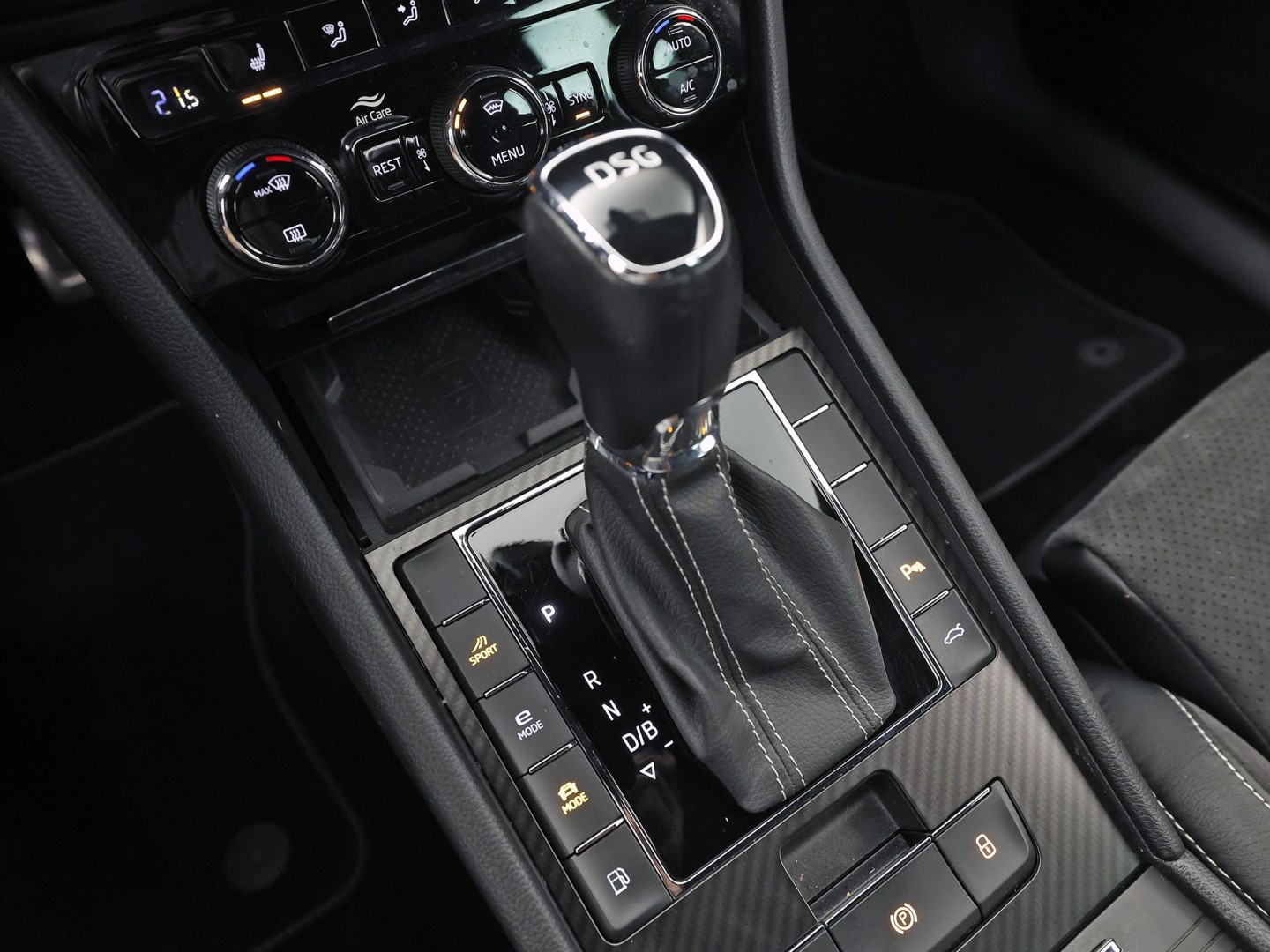ŠKODA Superb Combi 1.4 TSI iV Sportline 218Pk Automaat (VIRTUAL COCKPIT, SOH 90,5%, APPLE CARPLAY, MEMORY SEATS, STOELVERWARMING ACHTER, GETINT GLAS, ADAPTIVE CRUISE, SFEERVERLICHTING, NIEUWE APK, NIEUWSTAAT)
