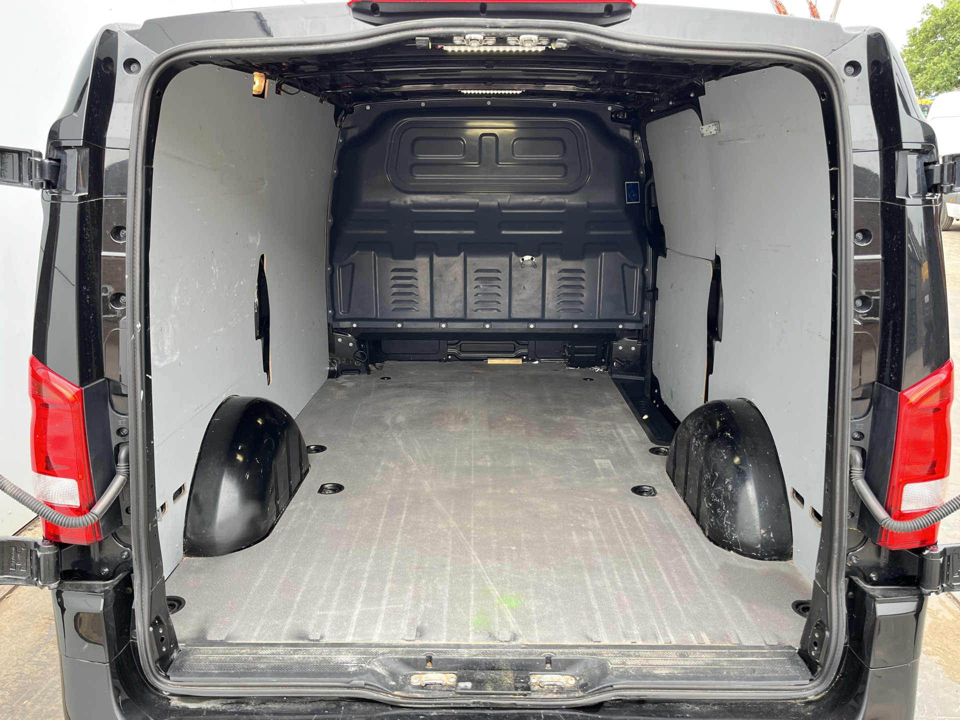 Mercedes-Benz Vito 119 1.9 CDI 190pk Automaat L2H1 9G-Tronic Climate Control Adaptieve Cruise Control Trekhaak Navigatie Camera Stoelverwarming