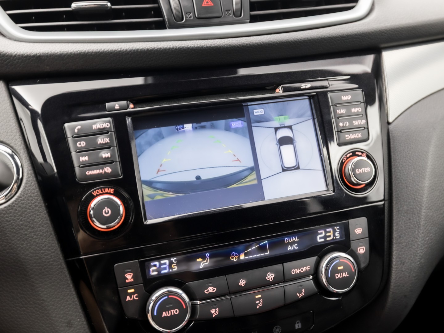 Nissan Qashqai 1.2 Tekna + Sport pack (PANORAMADAK, NAVIGATIE, MEMORY SEAT, NAPPA LEDER, ZWART HEMEL, 360 CAMERA, STOELVERWARMING, GETINT GLAS, TREKHAAK, NIEUWE APK, NIEUWSTAAT)