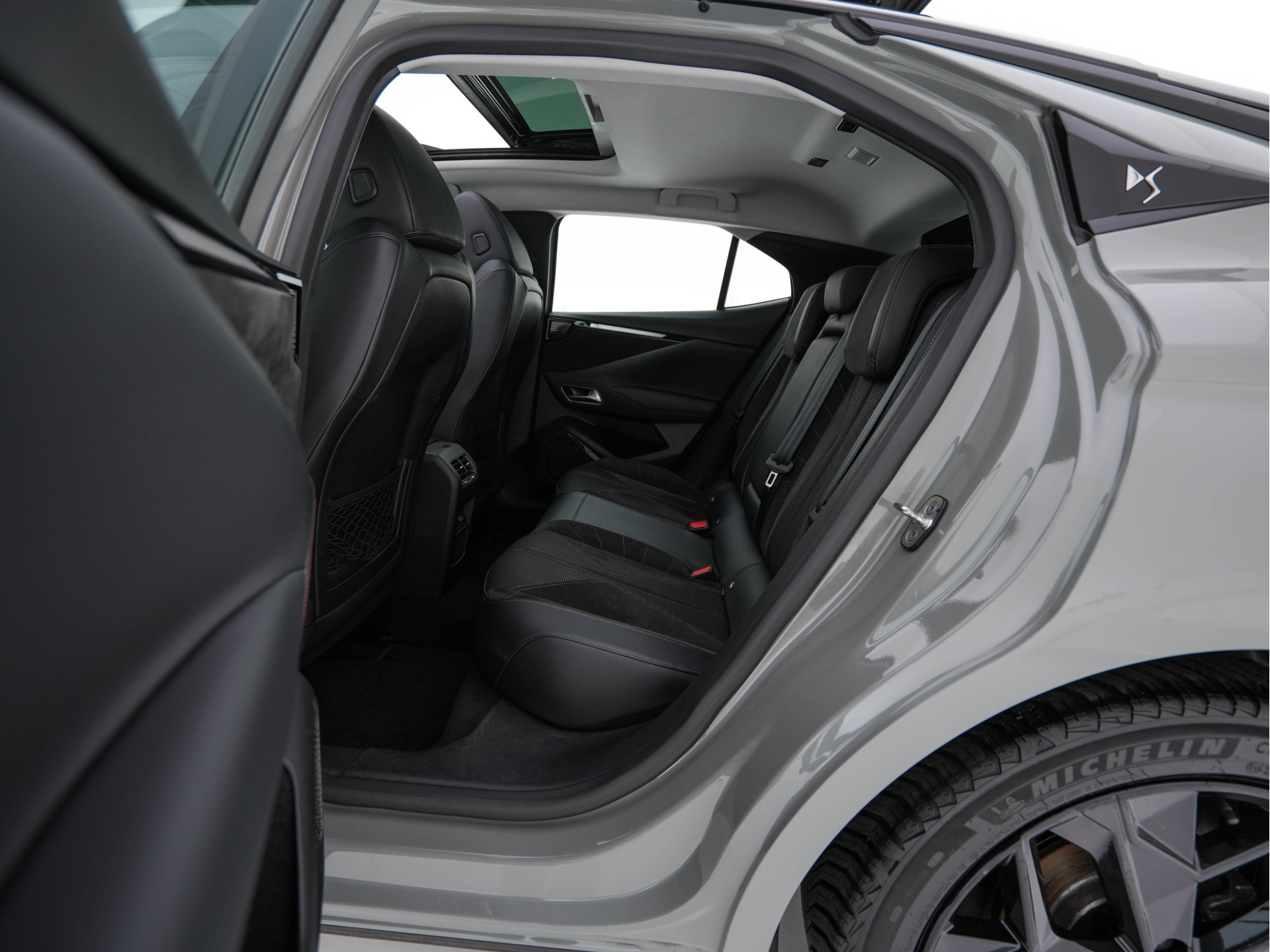 DS 4 1.6 PureTech Performance Line (INCL-BTW) Aut. *PANO | LEATHER-MICROFIBRE | FULL-LED | HEATED-SPORTSEATS | DIGI-COCKPIT | KEYLESS | CAMERA | LANE-ASSIST | CARPLAY | ECC | SHIFT-PADDLES | PDC | TOWBAR | 19''ALU*