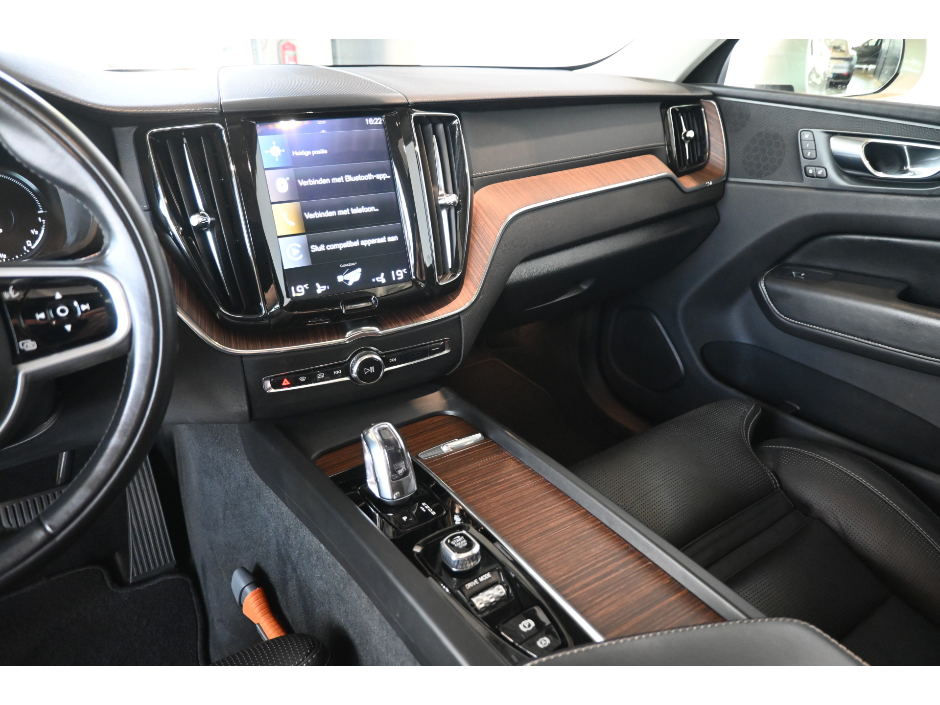 Volvo XC60 2.0 T8 Twin Engine AWD Inscription Harman/Kardon Navigatie Panoramadak Carplay Goed Onderhouden! Inruil Mogelijk!
