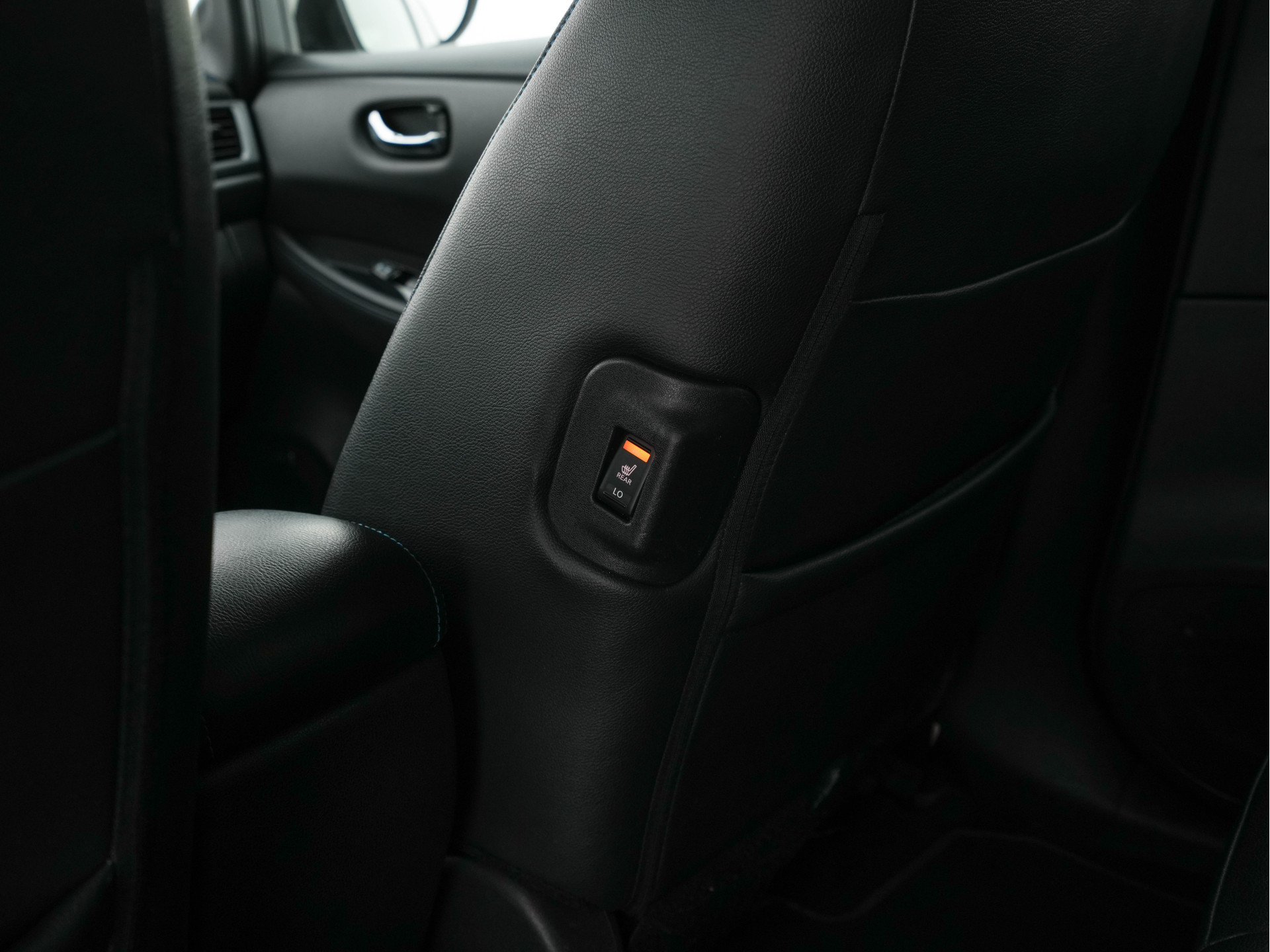 Nissan LEAF Tekna 40 kWh *LUXURY-LEATHER | FULL-LED | KEYLESS | NAVI-FULLMAP | BLIND-SPOT | BOSE-SOUND | DAB+ | HEATED-COMFORTSEATS | DIGI-COCKPIT | PRIVACY-GLASS | TOPVIEW-CAMERA | 17"ALU*