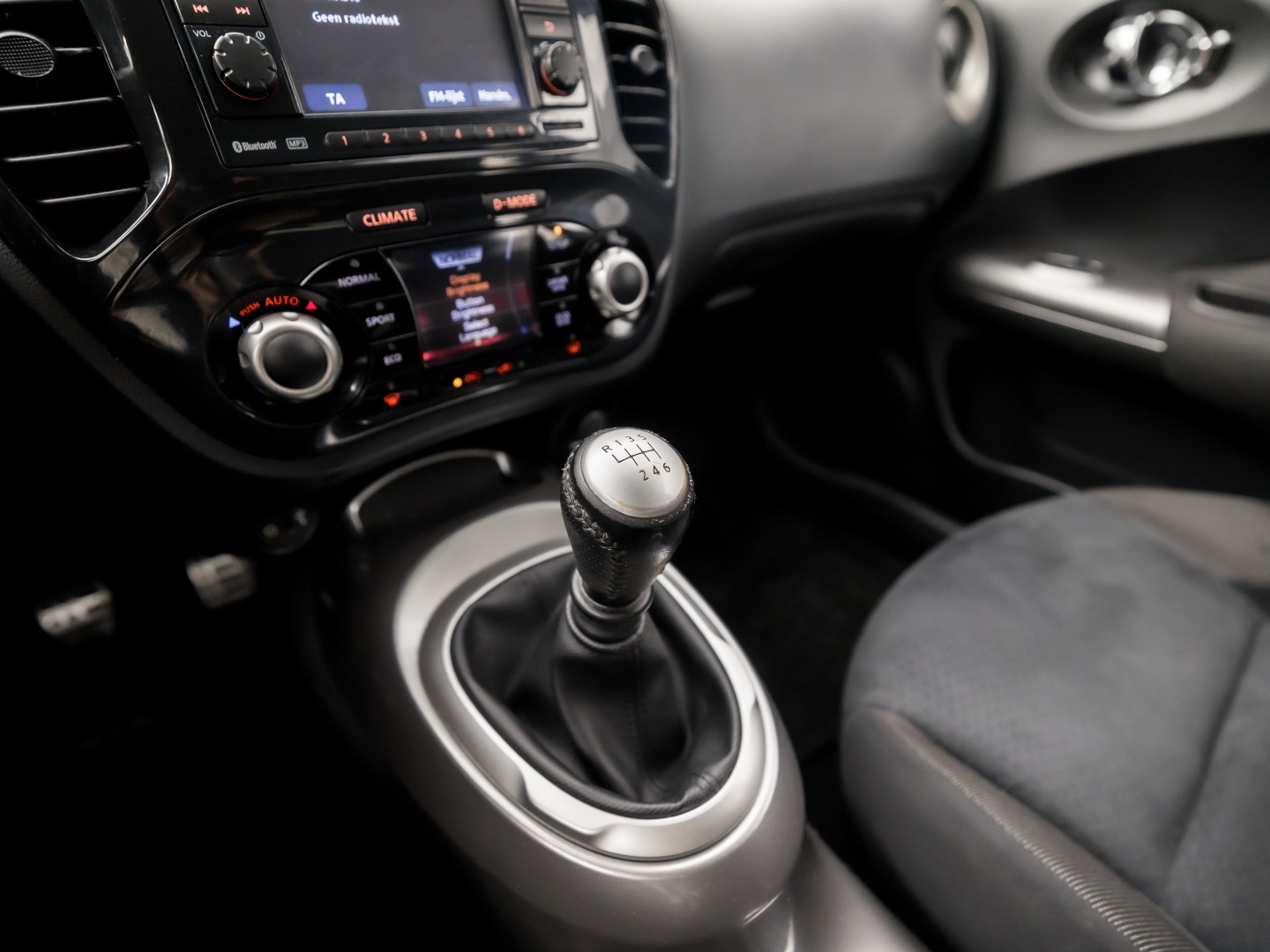 Nissan Juke 1.6 DIG-T Tekna (NAVIGATIE, CLIMATE, CAMERA, GETINT GLAS, KEYLESS, SPORTSTOELEN, LM VELGEN, CRUISE, NIEUWSTAAT)