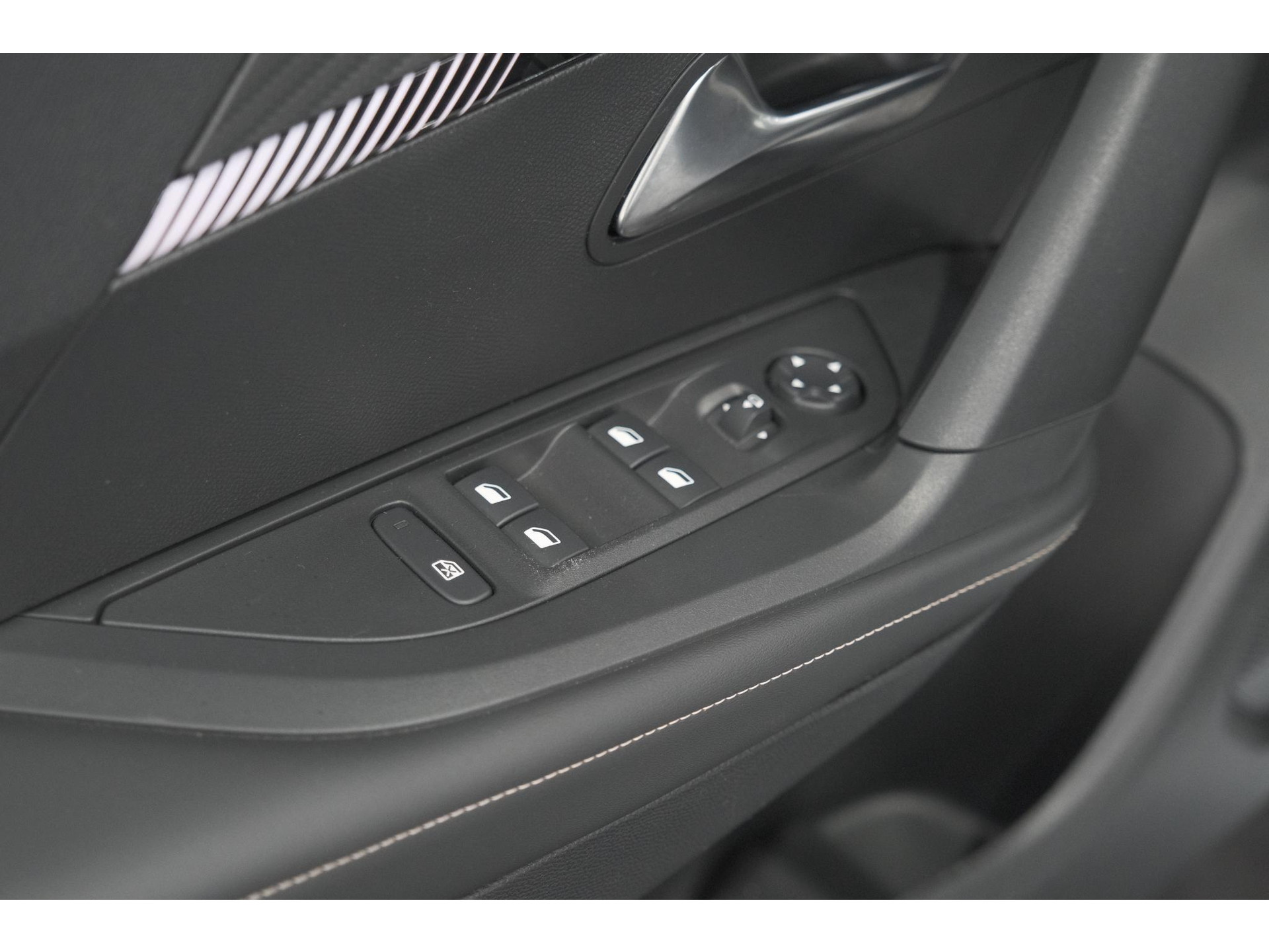 Peugeot 2008 1.2 Hybrid 145 Allure | Apple Carplay | Climate Control | Parkeersensoren Voor + Achter