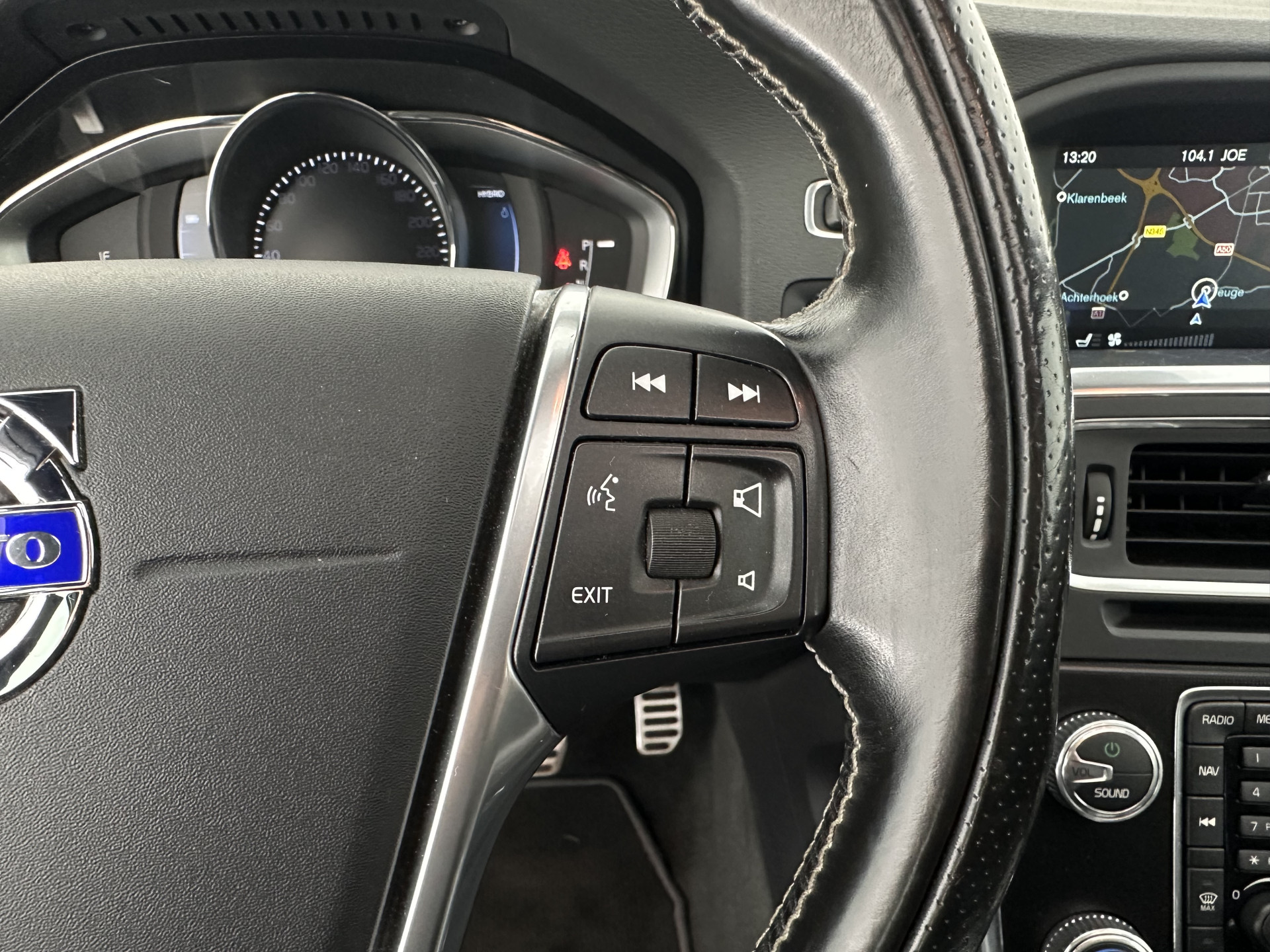 Volvo V60 2.4 D6 Twin Engine R-Design Aut. *PANO | LEATHER-ALCANTARA | BI-XENON | MEMORY-PACK | HEATED-COMFORTSEATS | NAVI-FULLMAP | CAMERA | PRIVACY-GLASS | ECC | PDC | CRUISE | 18''ALU*