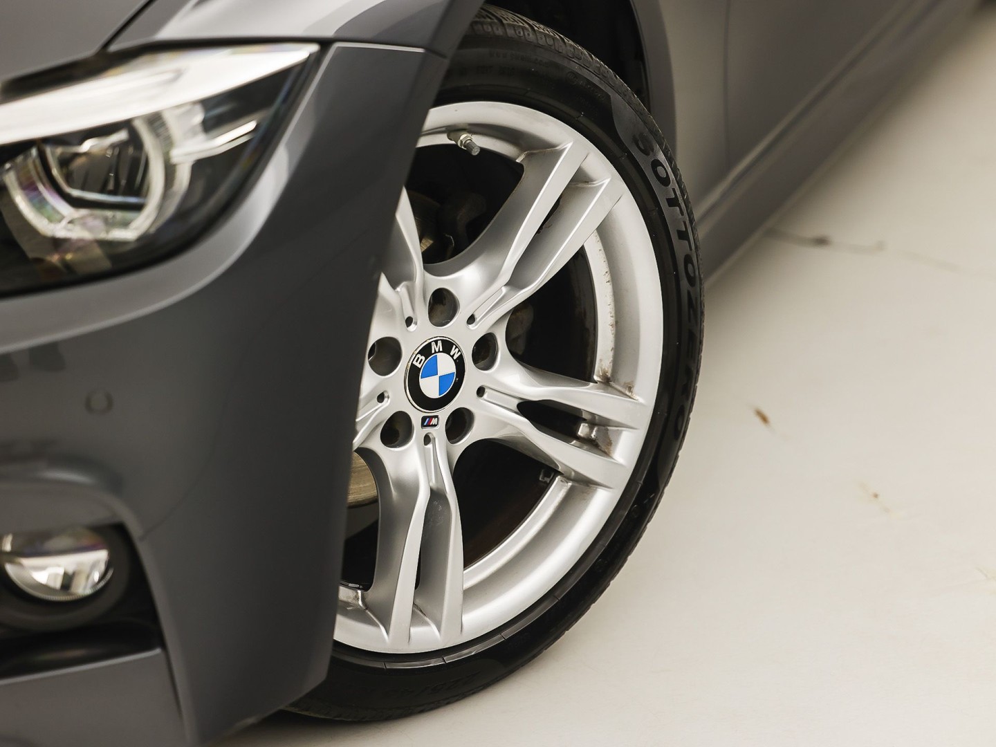 BMW 3 Serie 318i M Sport Automaat (PANORAMADAK, M PAKKET, GROOT NAVI, CAMERA, DEALER ONDERHOUDEN, COGNAC LEDER, SPORTSTOELEN, STOELVERWARMING, VIRTUAL COCKPIT, NIEUWSTAAT)