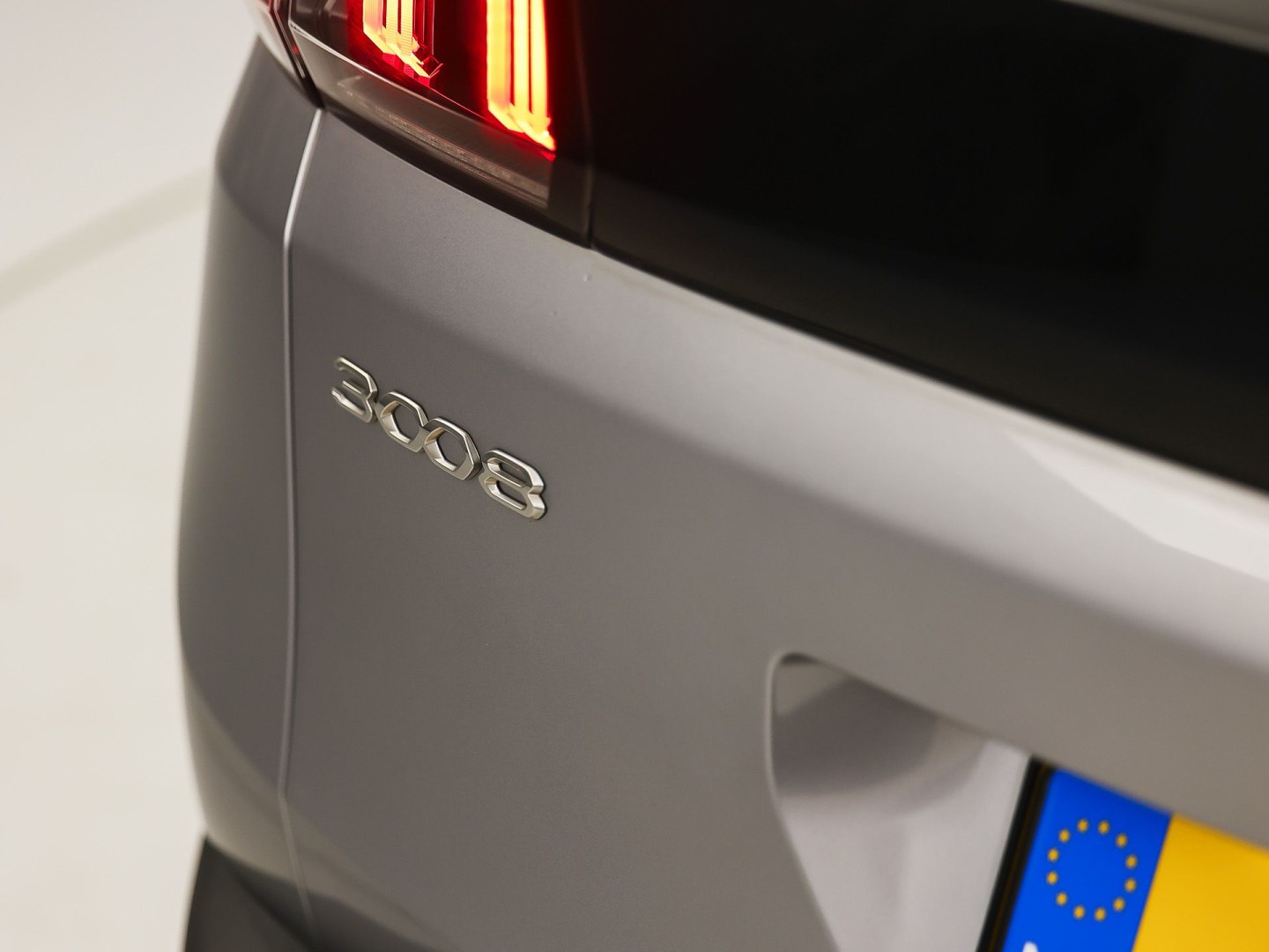 Peugeot 3008 1.6 HYbrid 225 Allure Sport 225Pk Automaat (APPLE CARPLAY, GROOT NAVI, 360 CAMERA, SPORTSTOELEN, LEDER, KEYLESS, GETINT GLAS, LANE ASSIST, NIEUWSTAAT)
