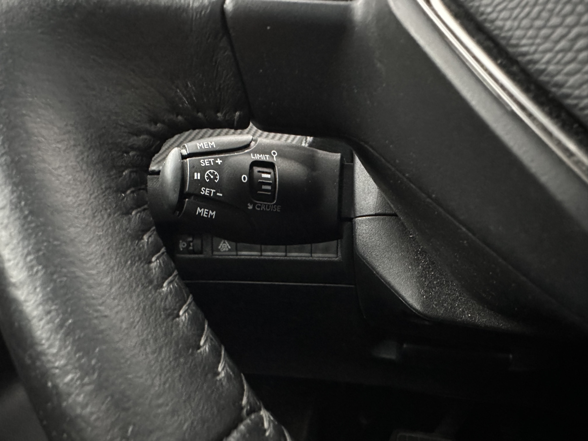 Peugeot 2008 1.2 PureTech Blue Lease Active (INCL-BTW) Aut. *FULL-LED | NAVI-FULLMAP | DIGI-COCKPIT | HEATED-SPORTSEATS | CAMERA | SHIFTPADDLES | ECC | PDC | CRUISE | CARPLAY  | TOWBAR | 16"ALU*