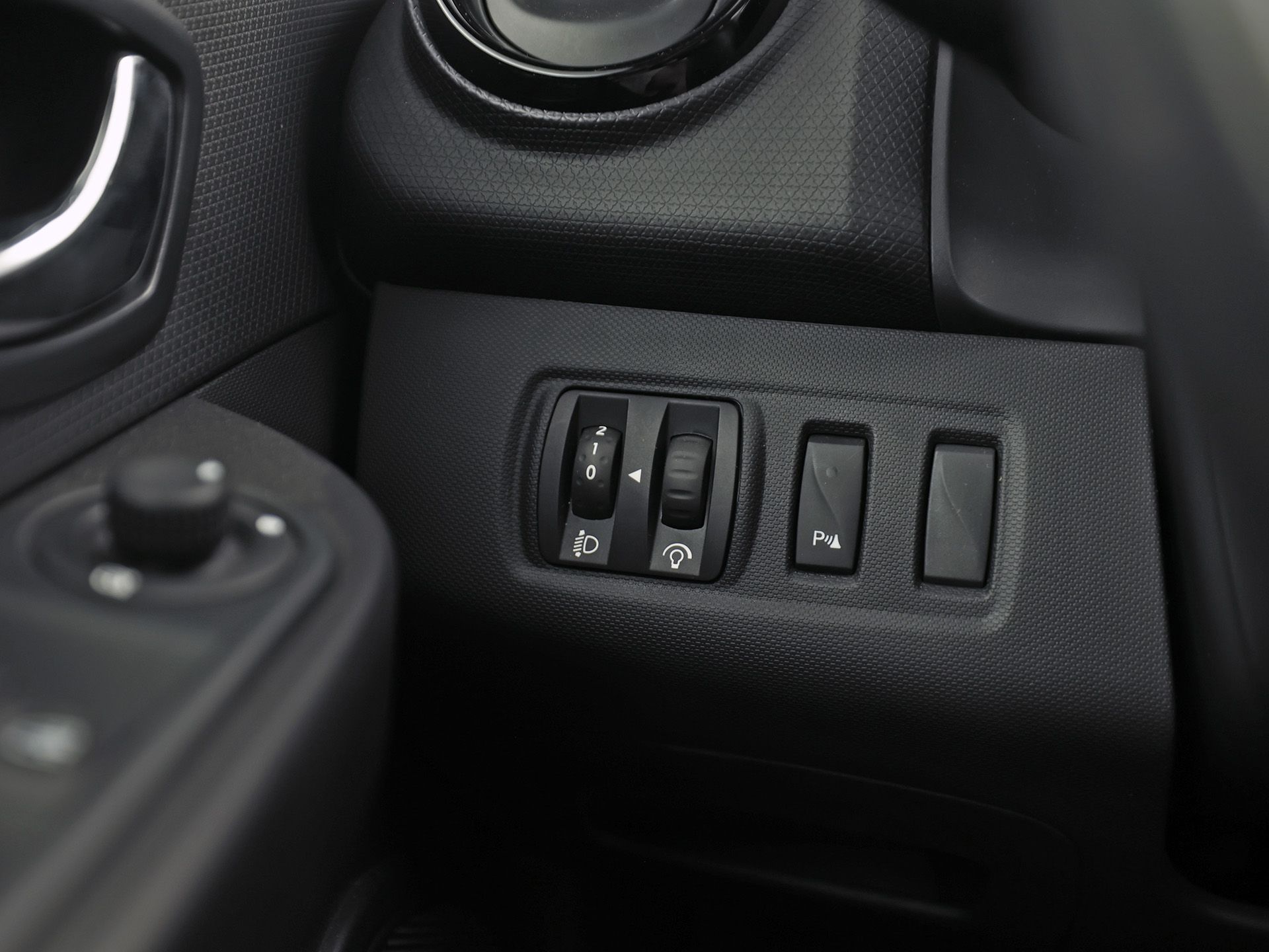 Renault Clio 0.9 TCe Dynamic Sport (NAVIGATIE, CRUISE, LM VELGEN, SPORTSTOELEN, PARKEERSENSOREN, BLUETOOTH, NIEUWE APK, NIEUWSTAAT)