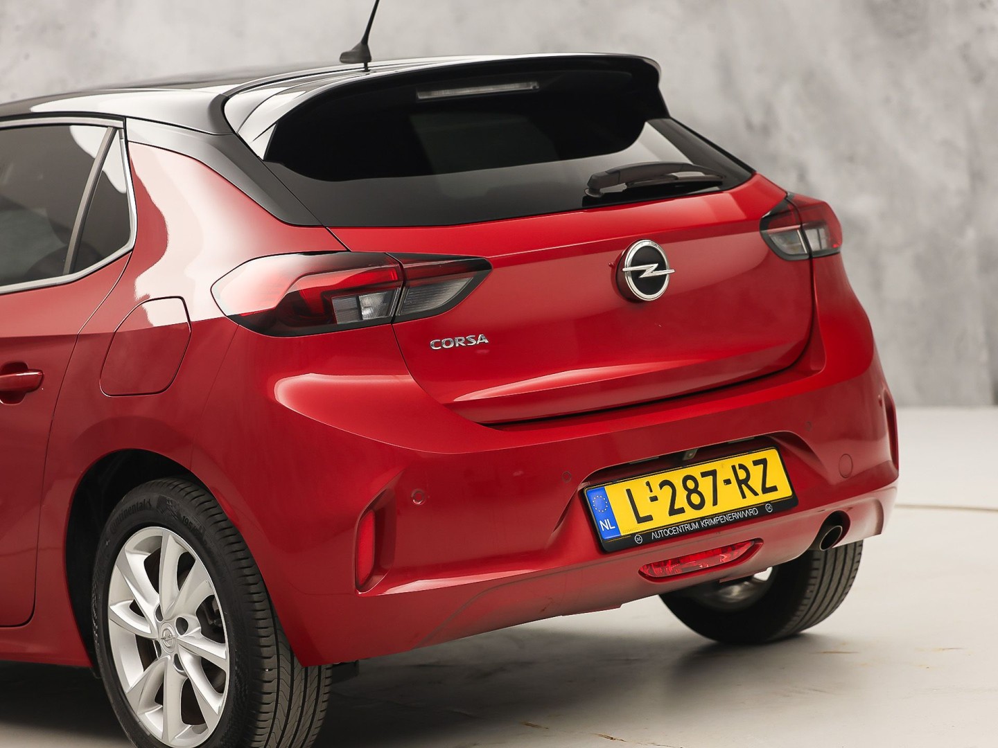 Opel Corsa 1.2 Elegance Sport Automaat (VIRTUAL COCKPIT, APPLE CARPLAY, GROOT NAVI, 360 CAMERA, SPORTSTOELEN, GETINT GLAS, LM VELGEN, LEDER STUURWIEL, NIEUWSTAAT)
