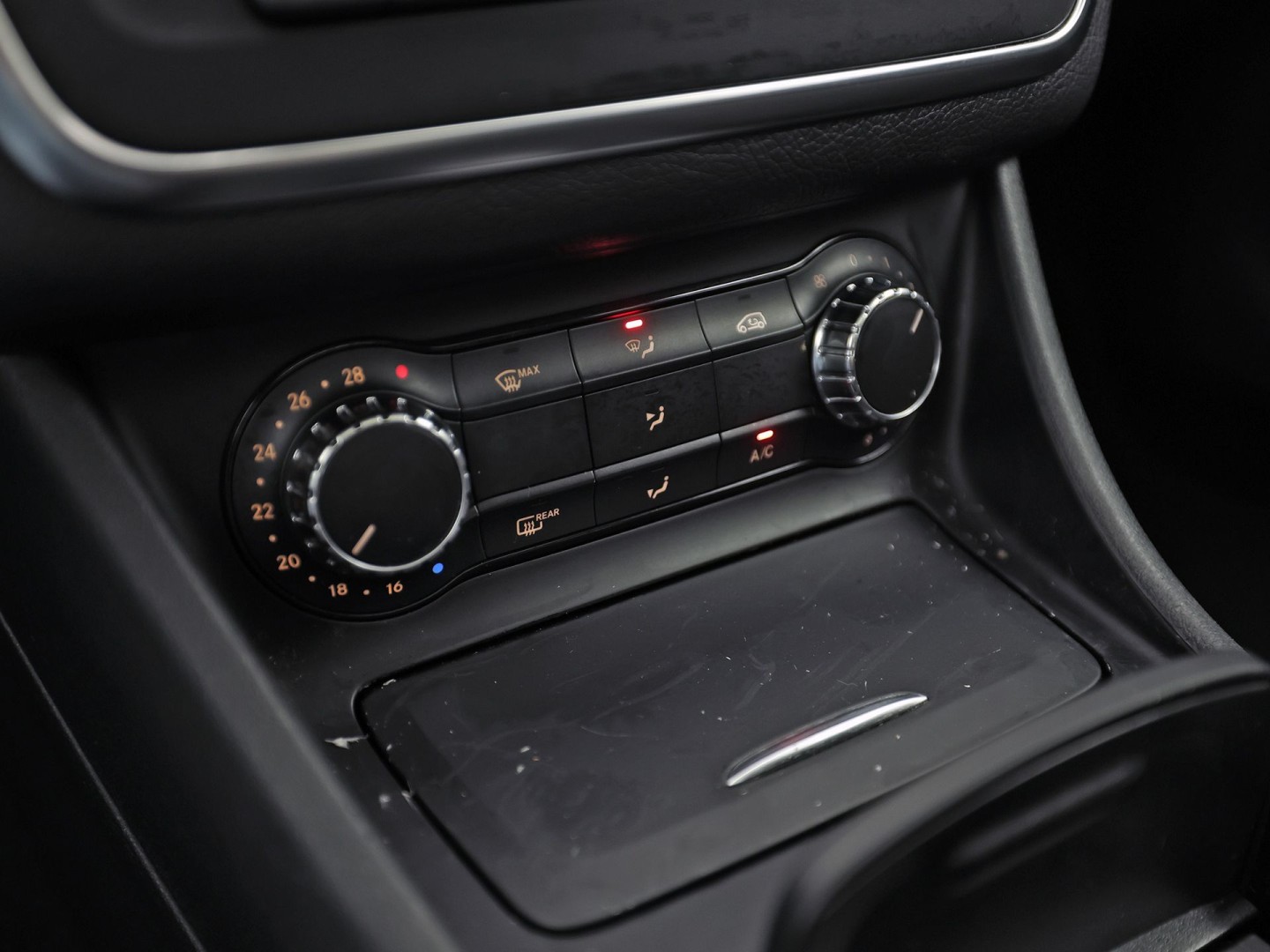 Mercedes-Benz CLA-Klasse 250 AMG Sport 211Pk Automaat (PANORAMADAK, STERRENHEMEL, NAVIGATIE, RODE GORDELS, LEDER/ALCANTARA, STOELVERWARMING, SPORTSTOELEN, GETINT GLAS, CRUISE, NIEUWSTAAT)