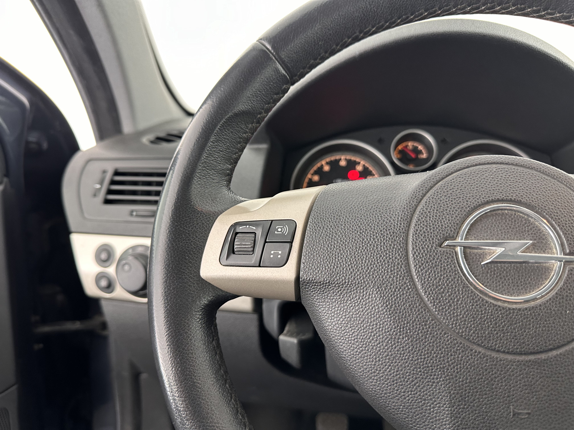 Opel Astra 1.4 Temptation *AIRCO | CRUISE | COMFORT-SEATS | TOWBAR | RADIO-CD | 16''ALU *