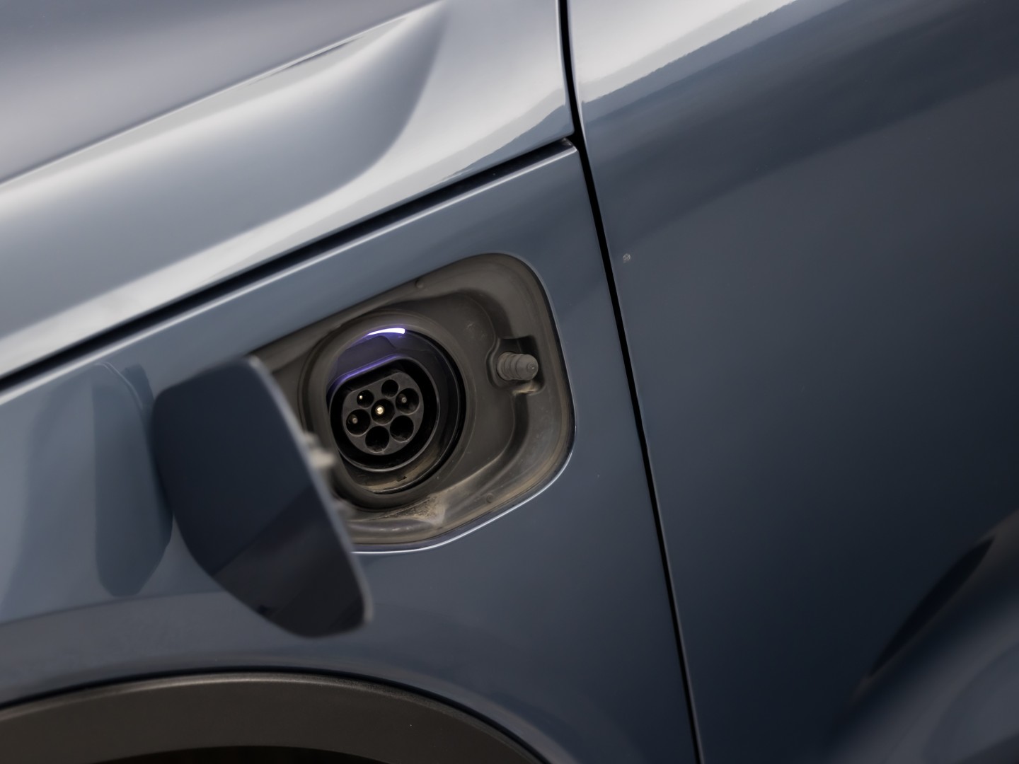 Volvo XC40 1.5 T5 Recharge Sport 262Pk Automaat (BLACK PACK, APPLE CARPLAY, GROOT NAVI, ZWART HEMEL, STUUR/STOELVERWARMING, SPORTSTOELEN, GETINT GLAS, LANE ASSIST, NIEUWE APK, NIEUWSTAAT)