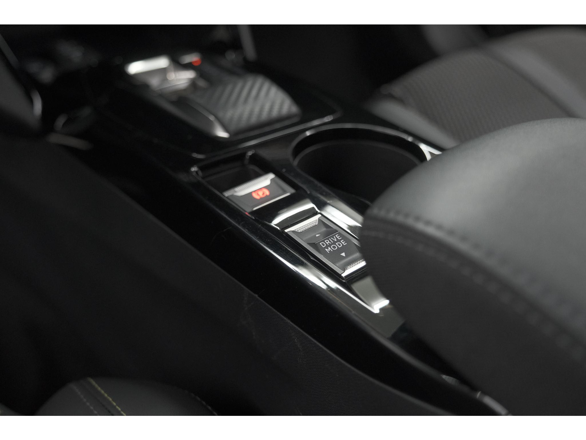 Peugeot 2008 PureTech 130 EAT8 GT | Camera | Apple Carplay | Parkeersensoren | 17 Inch Lichtmetalen Velgen