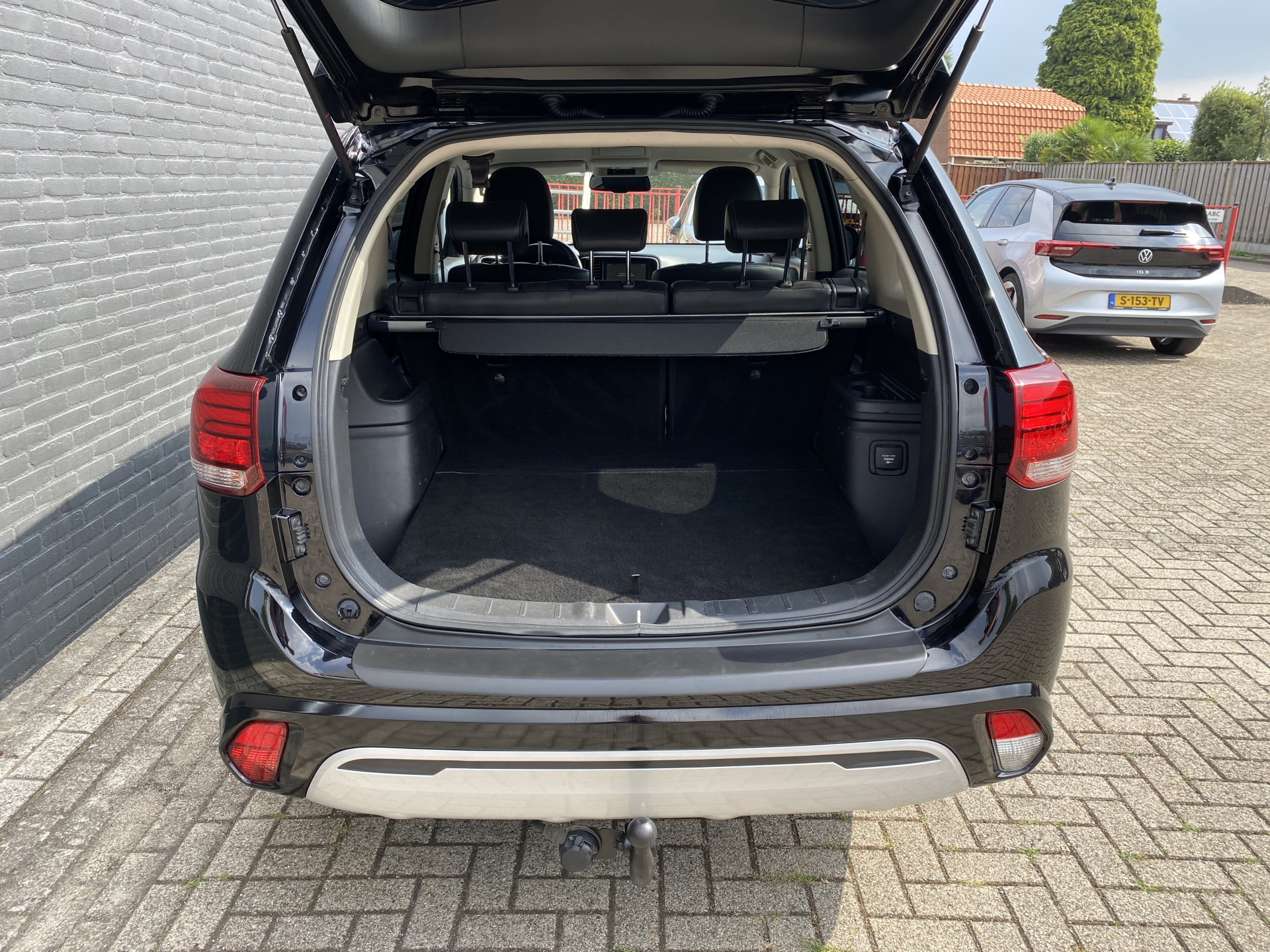 Mitsubishi Outlander 2.4 PHEV Intense+ 4WD 225 pk AUT. | 1e eigenaar | navigatie | trekhaak | elektr. v. stoel | carplay | alcantara