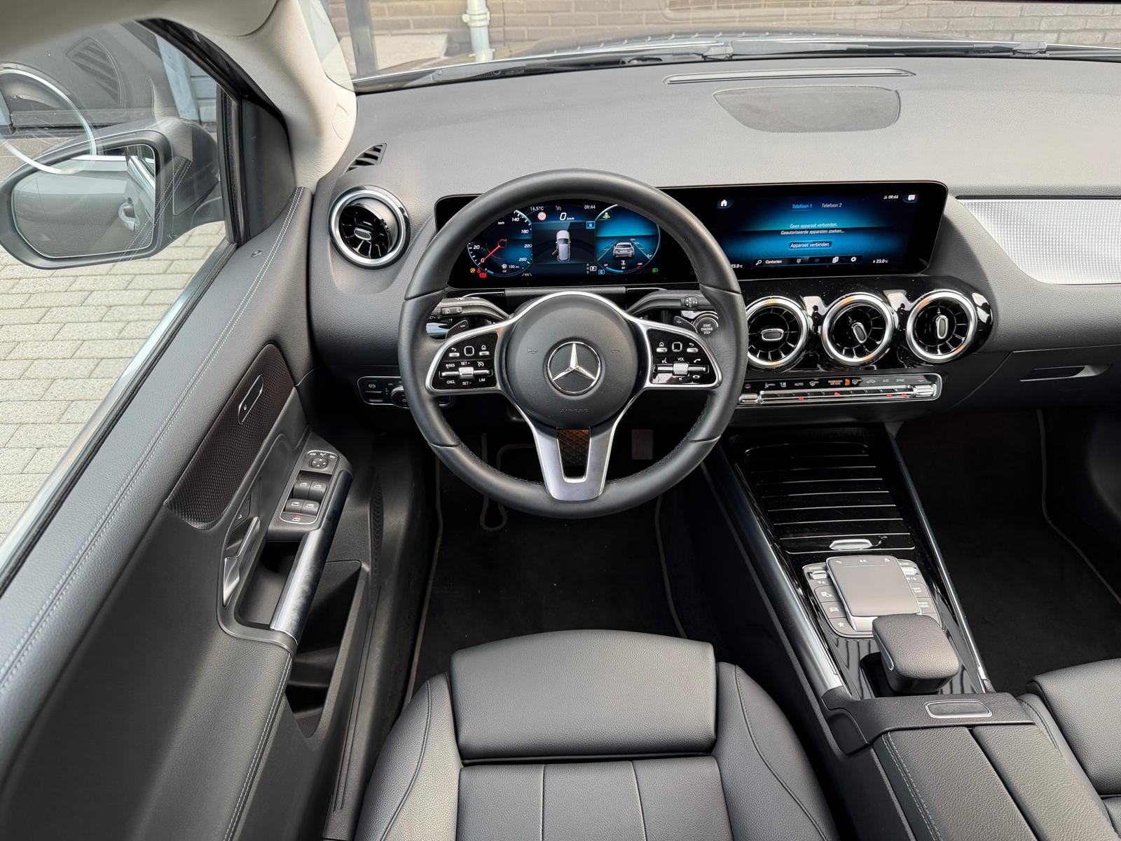 Mercedes-Benz B-klasse 180 Business Solution AMG | 1E EIGENAAR | 3/6/12MND GARANTIE | LEDER | LED | AUTOMAAT | DAB | CARPLAY | CRUISE | CLIMA | STOELVERWM. |