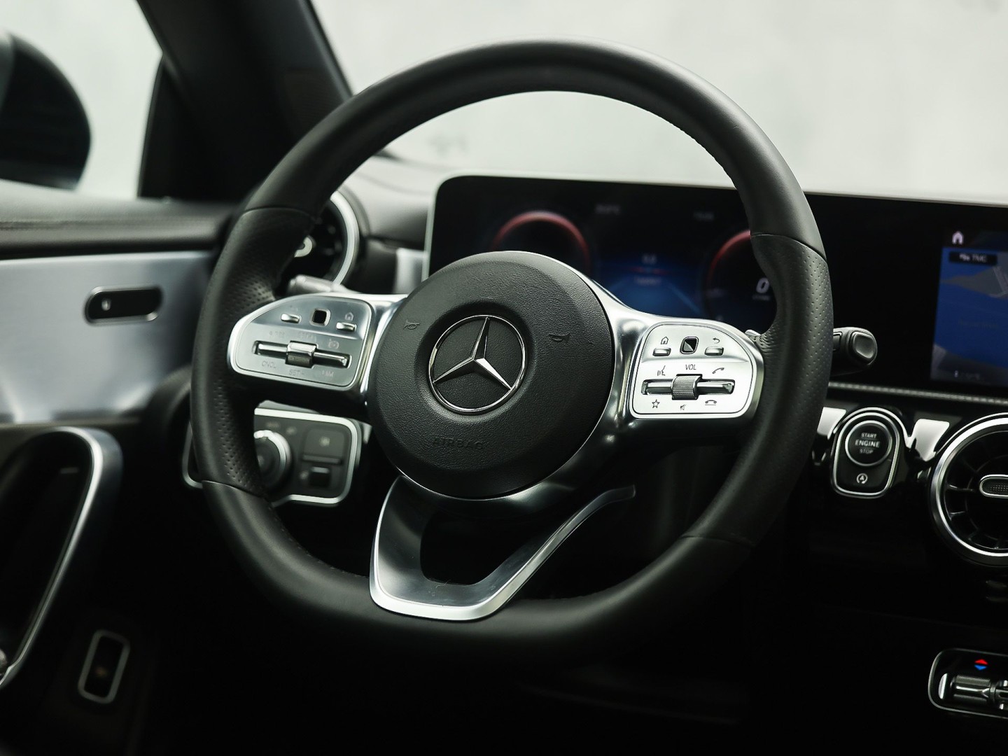 Mercedes-Benz CLA-Klasse 200 AMG Sport 163Pk Automaat (PANORAMADAK, GROOT NAVI, LEDER, CAMERA, SPORTSTOELEN, GETINT GLAS, STOELVERWARMING, NIEUWSTAAT)