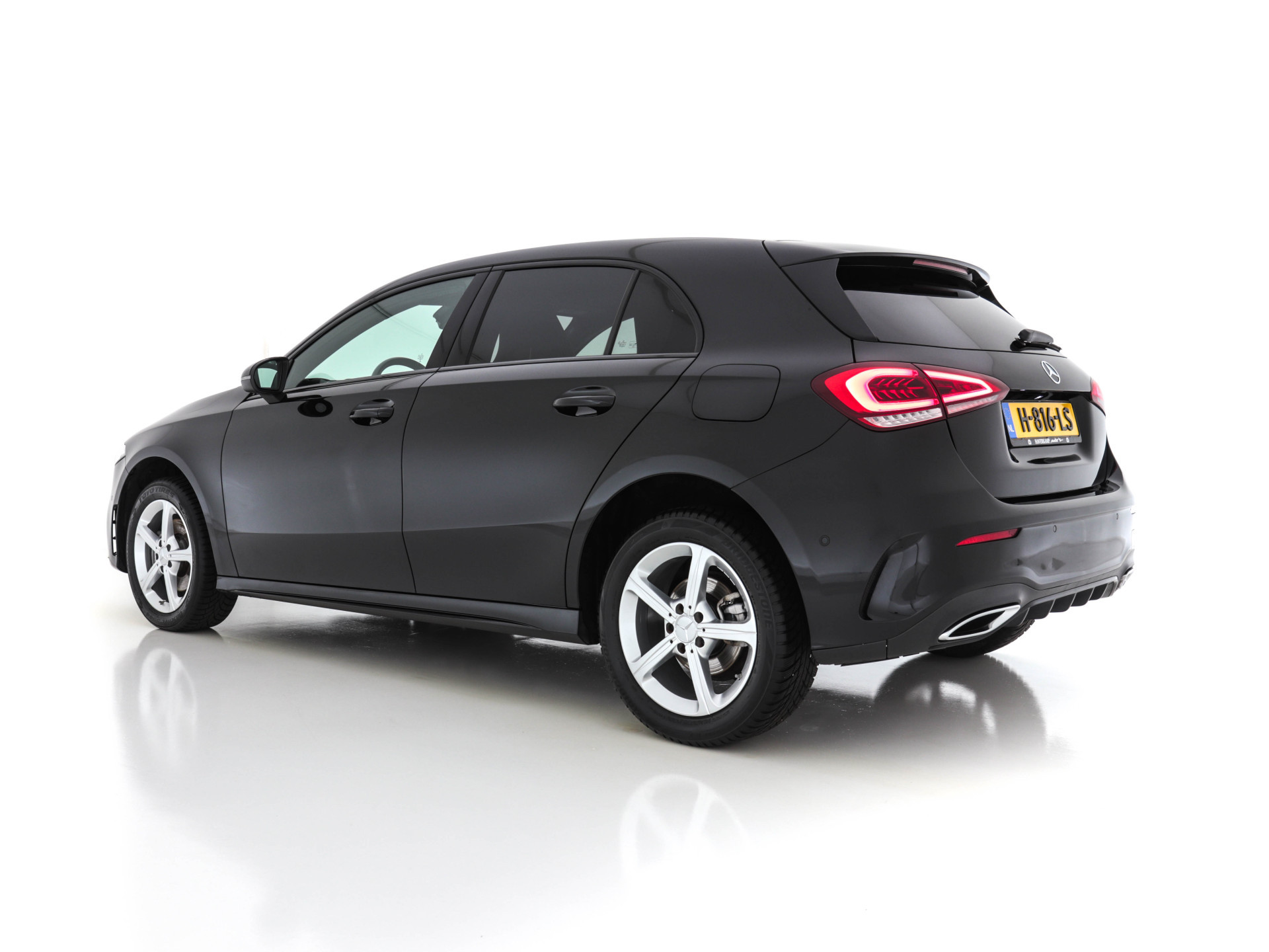 Mercedes-Benz A-klasse 160 Business Solution (INCL-BTW) *WIDE-SCREEN-COCKPIT | FULL-LED | HEATED-SPORTSEATS | LEATHER-MICROFIBRE | NAVI-FULLMAP | CAMERA | ECC | PDC | CRUISE | CARPLAY | AMBIENT-LIGHT | PRIVACY-GLASS | 18"ALU*