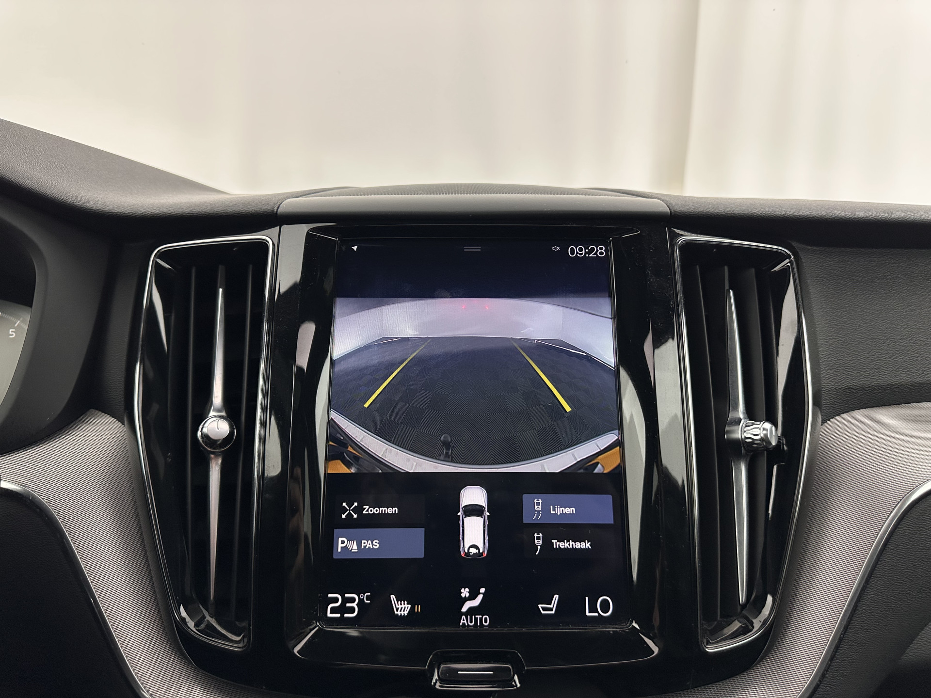 Volvo XC60 2.0 B5 Business Pro R-Design (INCL.BTW) Aut. *PANO | LUXURY-LEATHER | FULL-LEATHER | MEMORY-PACK | HEATED-SPORTSEATS | CAMERA | NAVI-FULLMAP | SHIFT-PADDLES | PRIVACY-GLASS | AIR-SUSPENSION | ECC | PDC | CRUISE | 19''ALU