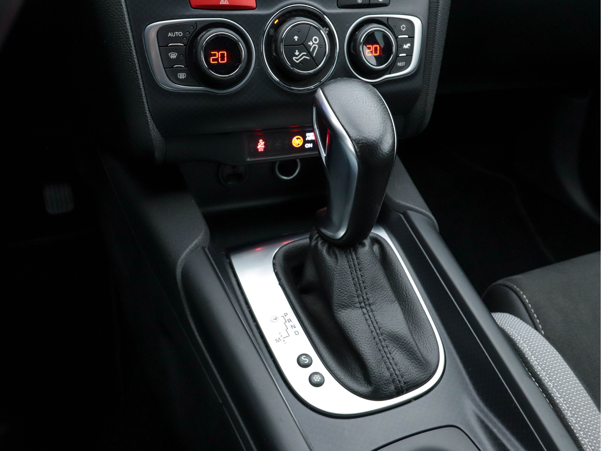 DS 4 Crossback 1.6 BlueHDi Business-Pack Aut. *NAVI-FULLMAP | FULL-LED | LEATHER-MICROFIBRE | DAB+ | ECC | PDC | CRUISE | KEYLESS | PRIVACY-GLASS | SPORT-SEATS | TOWBAR | 16"ALU*