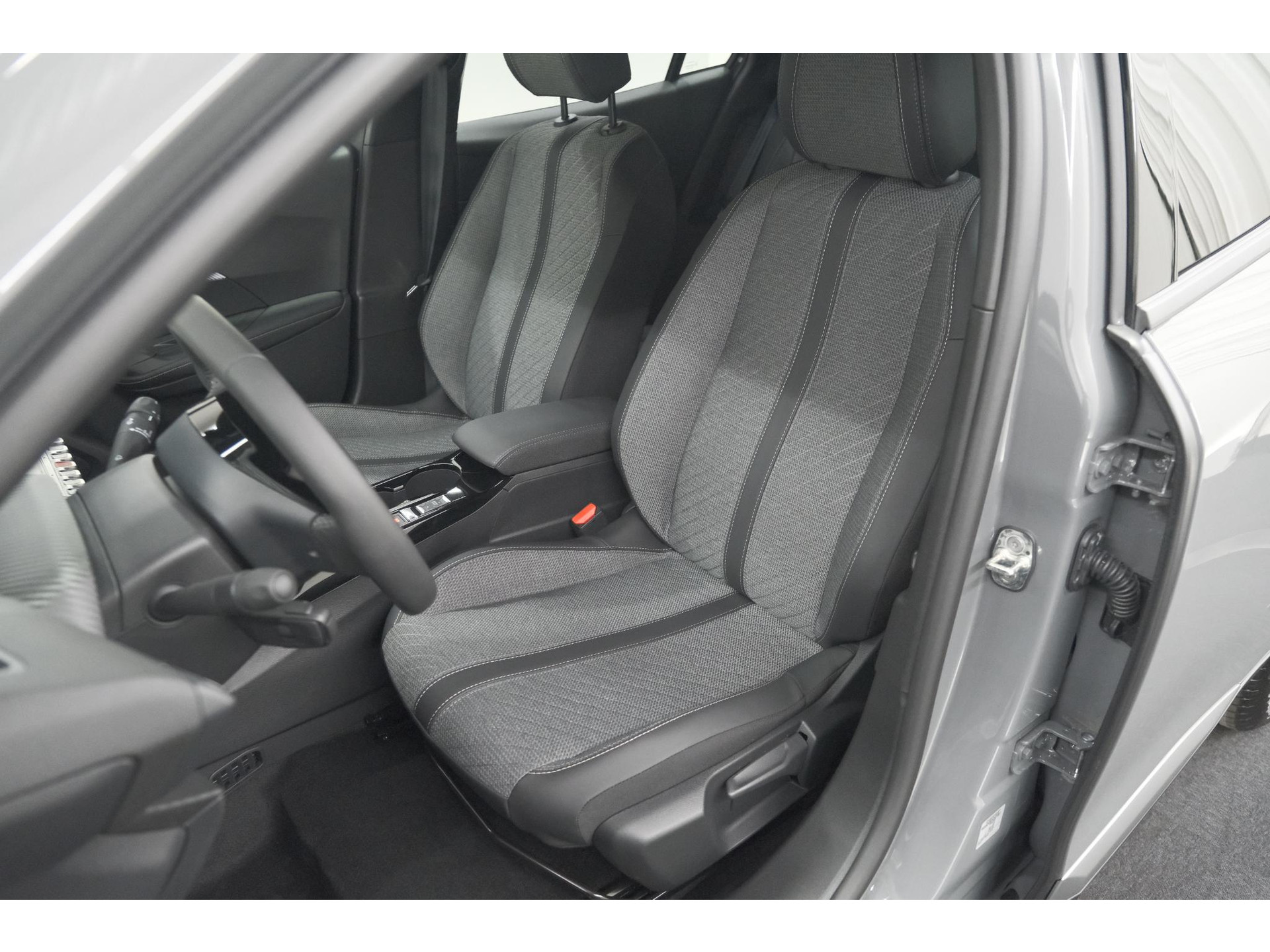 Peugeot e-2008 EV Allure 54 kWh | 360 Camera | Adaptieve Cruise Control | Warmtepomp