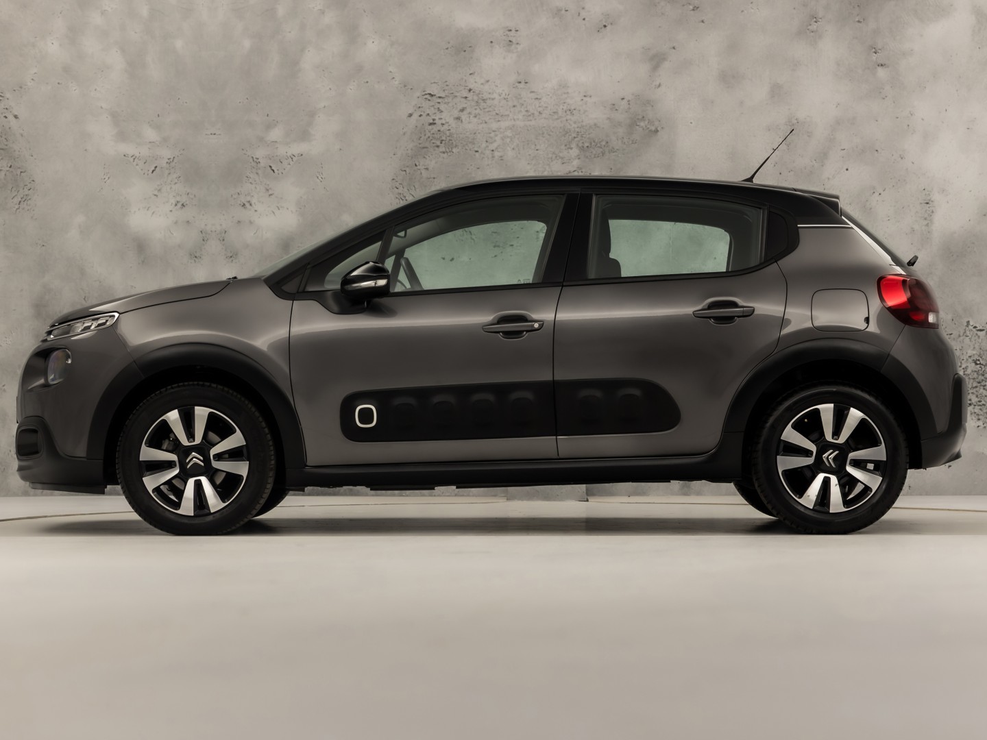 Citroën C3 1.2 PureTech S&S Sport Automaat (APPLE CARPLAY, GROOT NAVI, CAMERA, SPORTSTOELEN, PARKEERSENSOREN, LM VELGEN, CRUISE, NIEUWSTAAT)