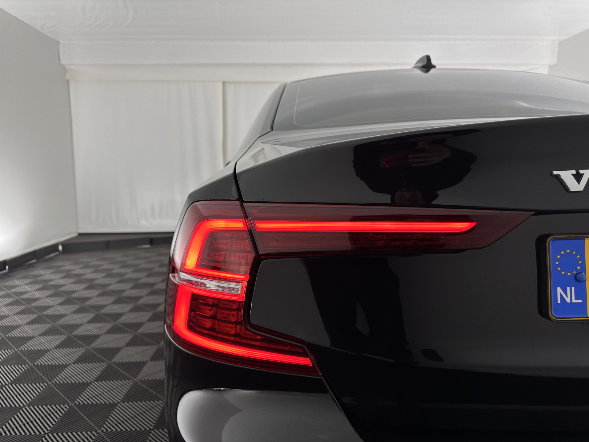 Volvo S60 2.0 B3 R-Design Black Edition (INCL-BTW) Aut. *FULL-LED | LEATHER | HEATED-R-SPORTSEATS | HARMAN/KARDON | MEMORY-PACK | CAMERA | NAVI-FULLMAP | ECC | PRIVACYGLASS | PDC | CRUISE | LANE-ASIST | DAB | DIGI-COCKPIT | TOWBAR