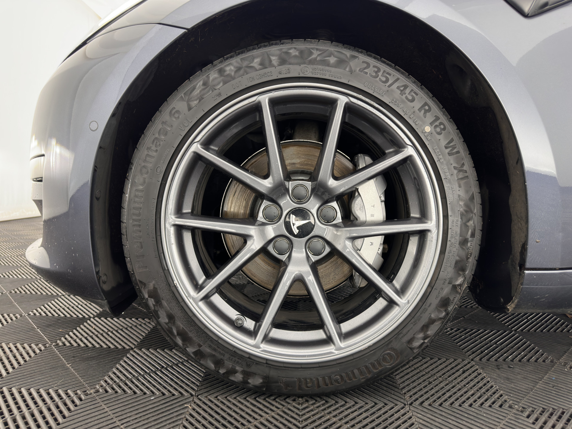 Tesla Model 3 Standard RWD Plus 60 kWh [ 3-Fase ] (INCL-BTW) Aut. *PANO | AUTO-PILOT | LEATHER | KEYLESS | FULL-LED | MEMORY-PACK | TOP-VIEW | DAB | CARPLAY | DIGI-COCKPIT | LANE-ASSIST | COMFORT-SEATS | 18"ALU*