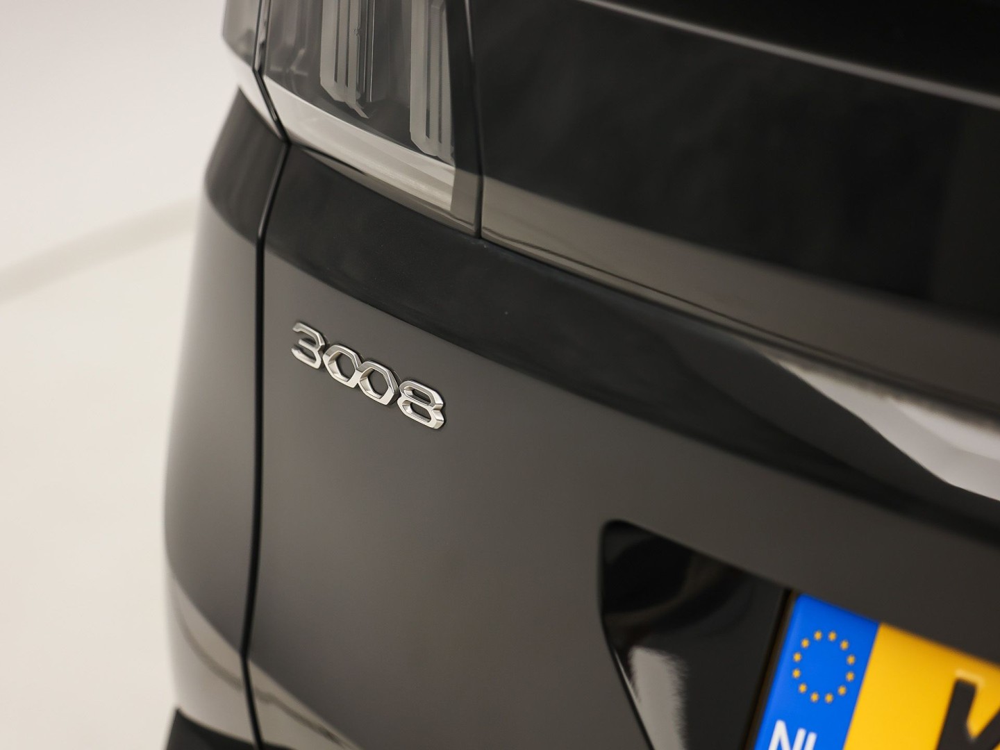 Peugeot 3008 1.6 HYbrid 225 Allure Sport 225Pk Automaat (APPLE CARPLAY, GROOT NAVI, 360 CAMERA, LEDER, SPORTSTOELEN, ZWART HEMEL, KEYLESS, GETINT GLAS, NIEUWSTAAT)