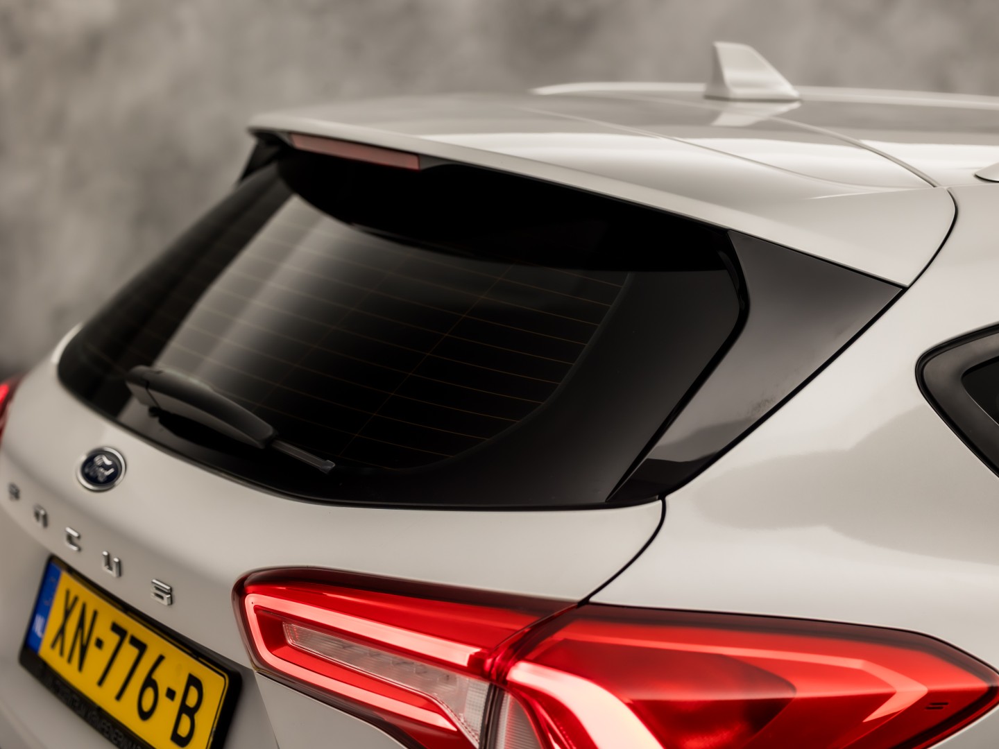 Ford Focus Wagon 1.0 EcoBoost Titanium Sport (APPLE CARPLAY, GROOT NAVI, STUUR/STOELVERWARMING, KEYLESS, SPORTSTOELEN, GETINT GLAS, LM VELGEN, CRUISE, NIEUWSTAAT)