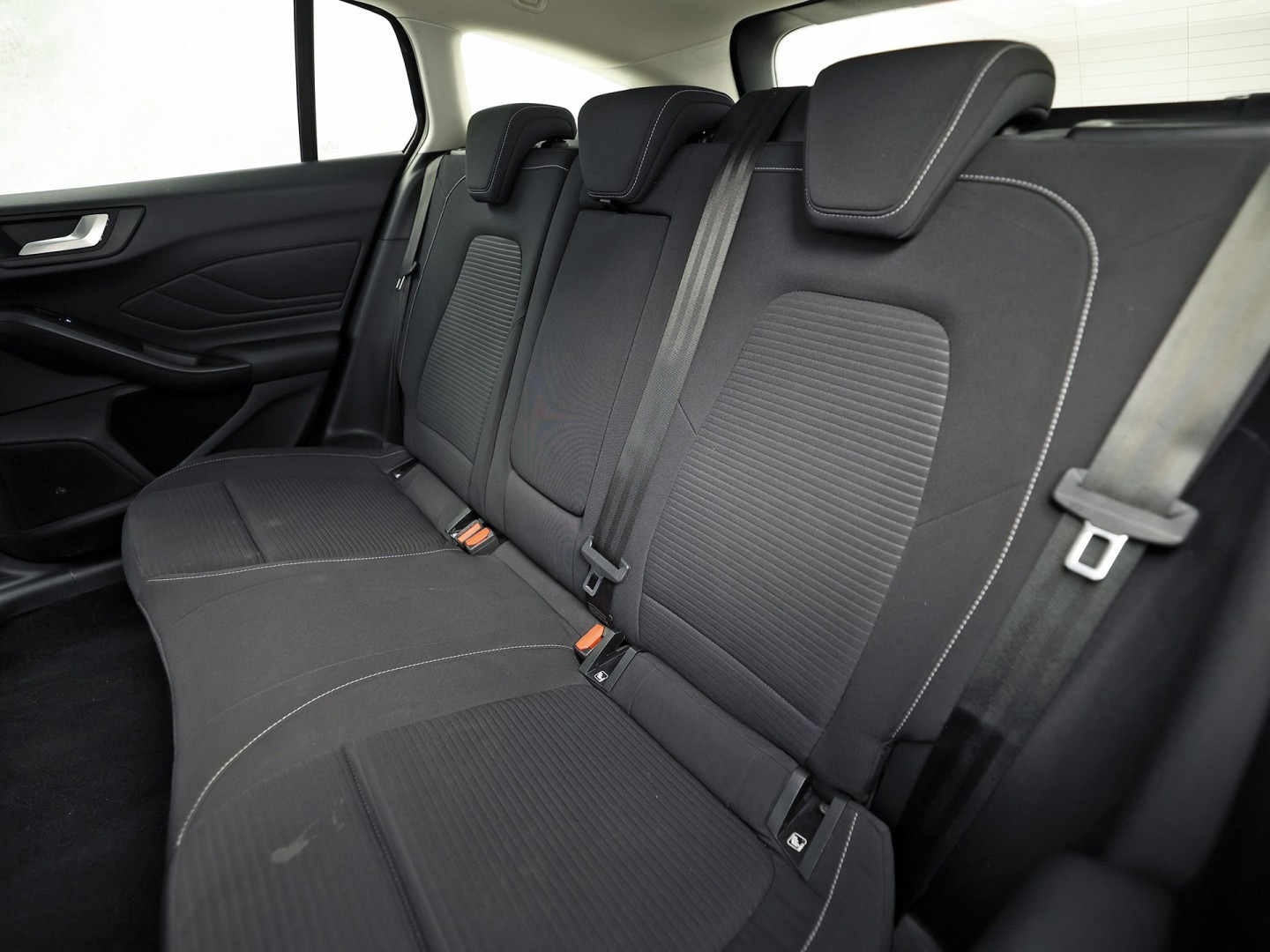 Ford Focus Wagon 1.0 EcoBoost Titanium Sport (APPLE CARPLAY, GROOT NAVI, STUUR/STOELVERWARMING, CAMERA, SPORTSTOELEN, GETINT GLAS, ADAPTIVE CRUISE, NIEUWSTAAT)